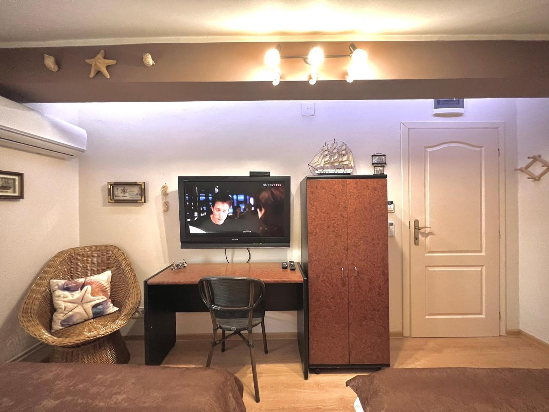 Twin Room with Bathroom photo 3
