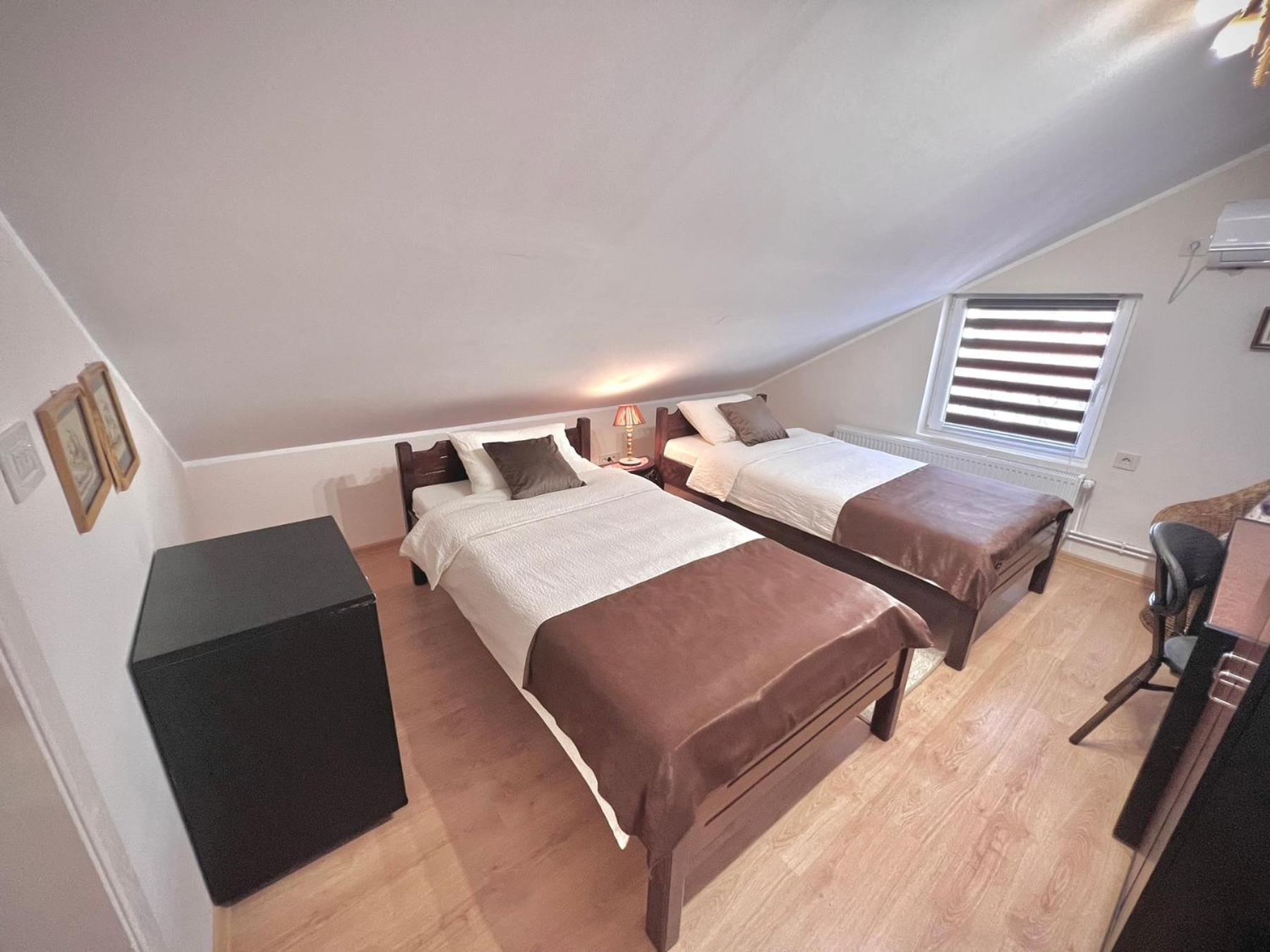 Twin Room with Bathroom photo 2