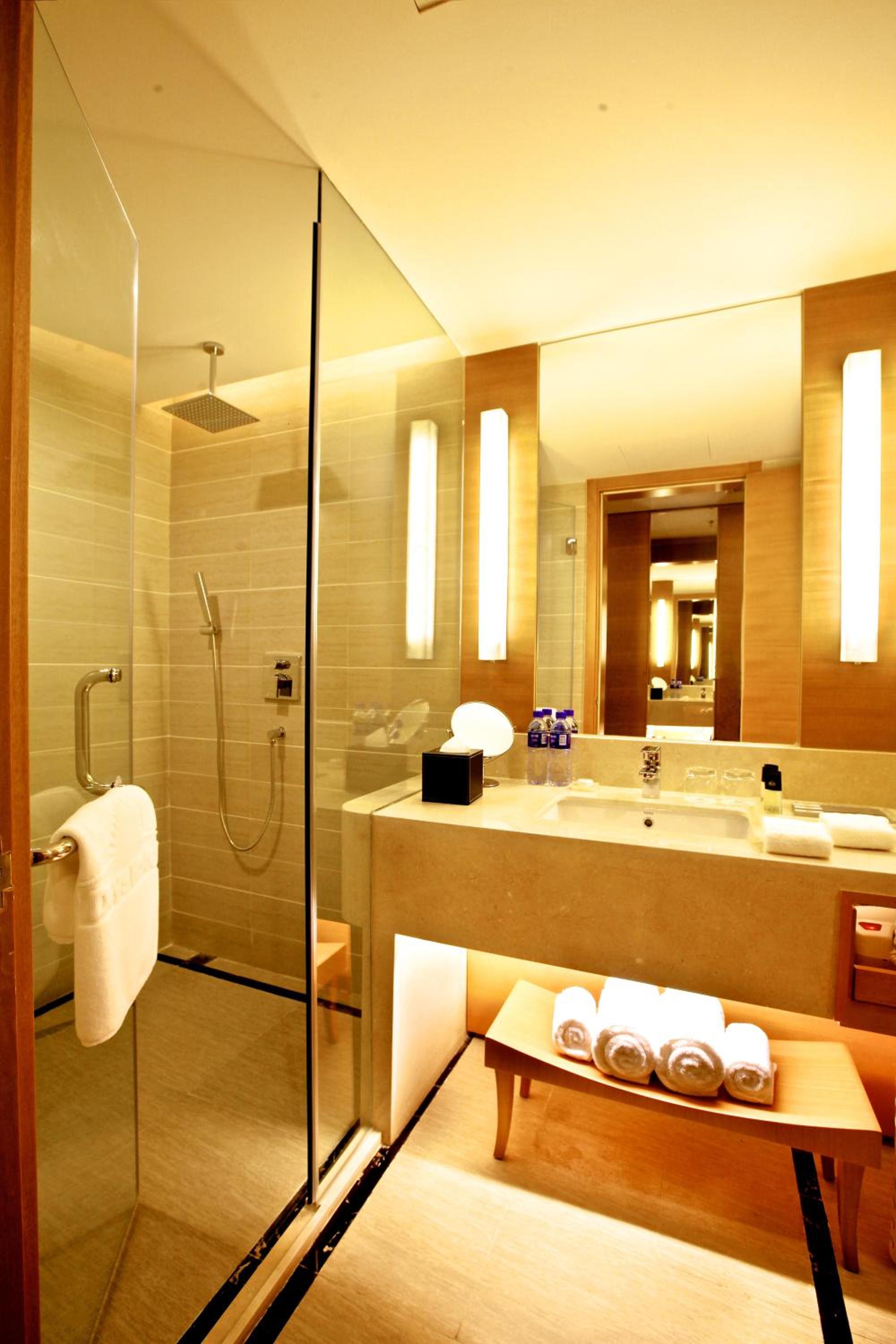 Deluxe King Room - Non-Smoking - Photo 5