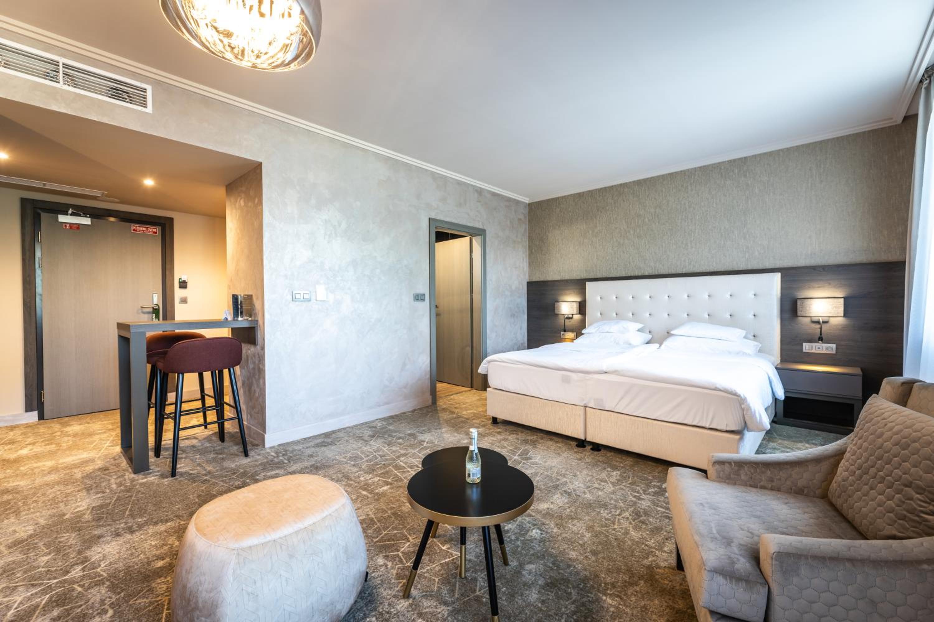 Deluxe Double Room with Bath - Photo 1
