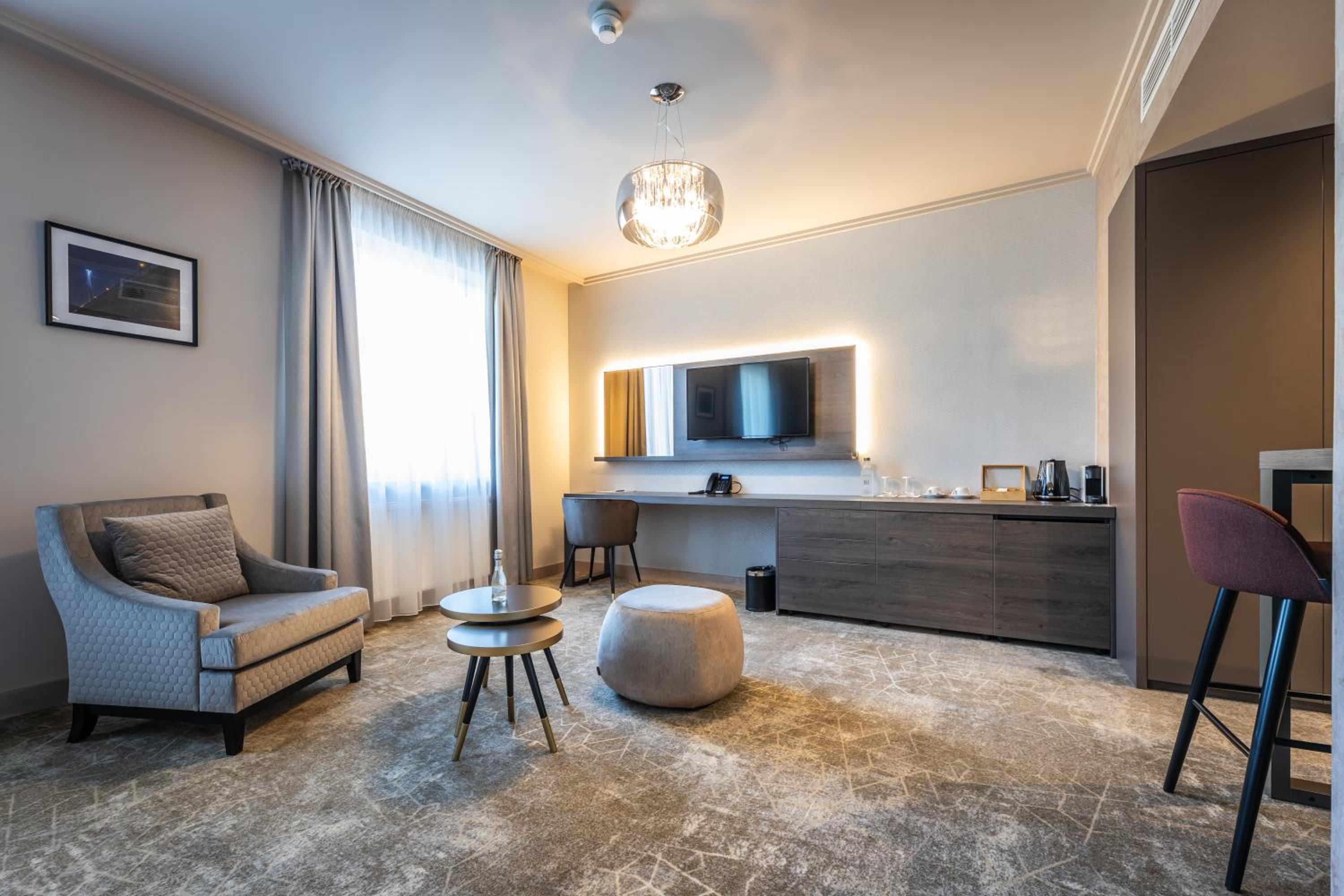 Deluxe Double Room with Bath - Photo 2
