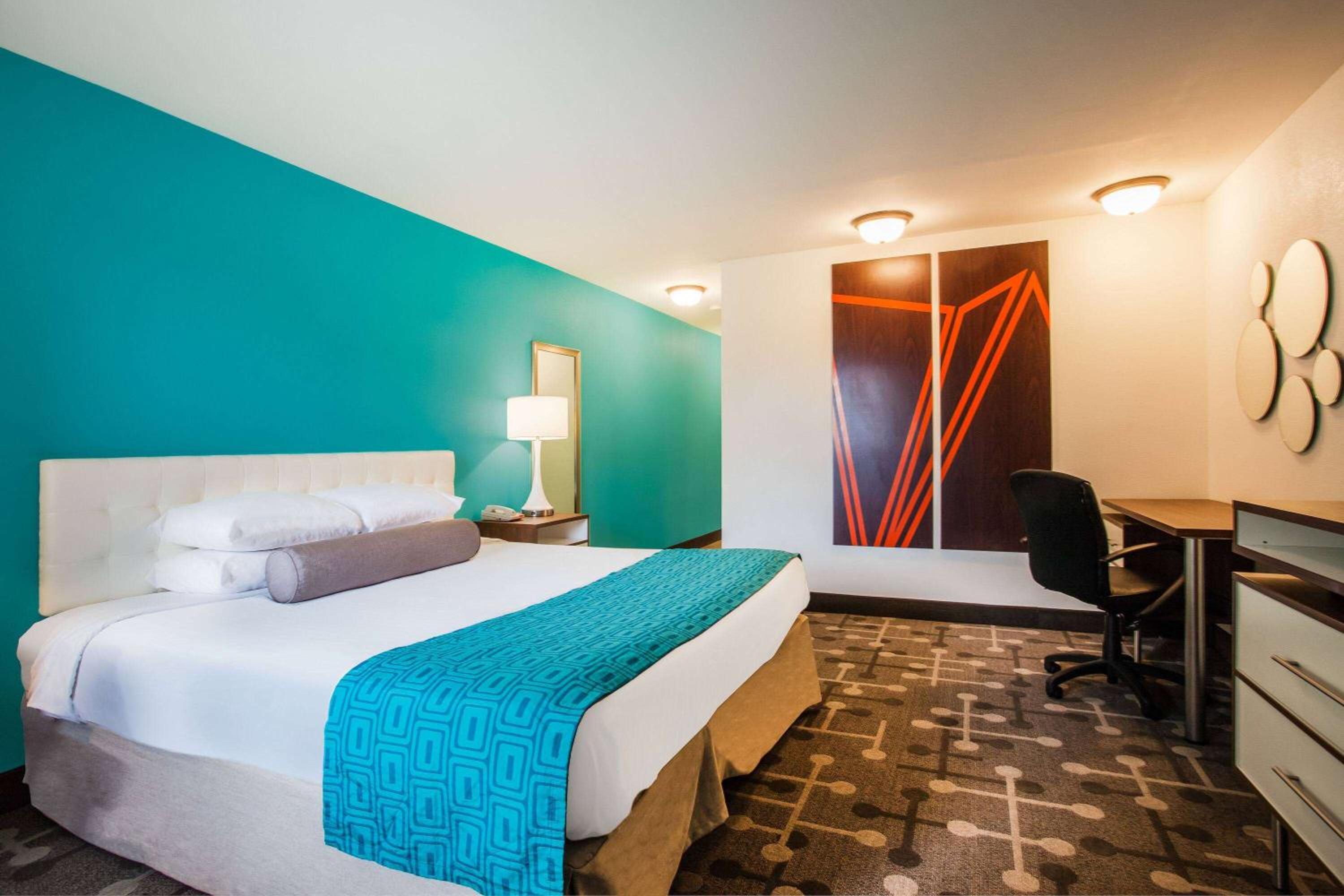 King Room with Balcony/3rd Floor, Non-Smoking - Photo 1