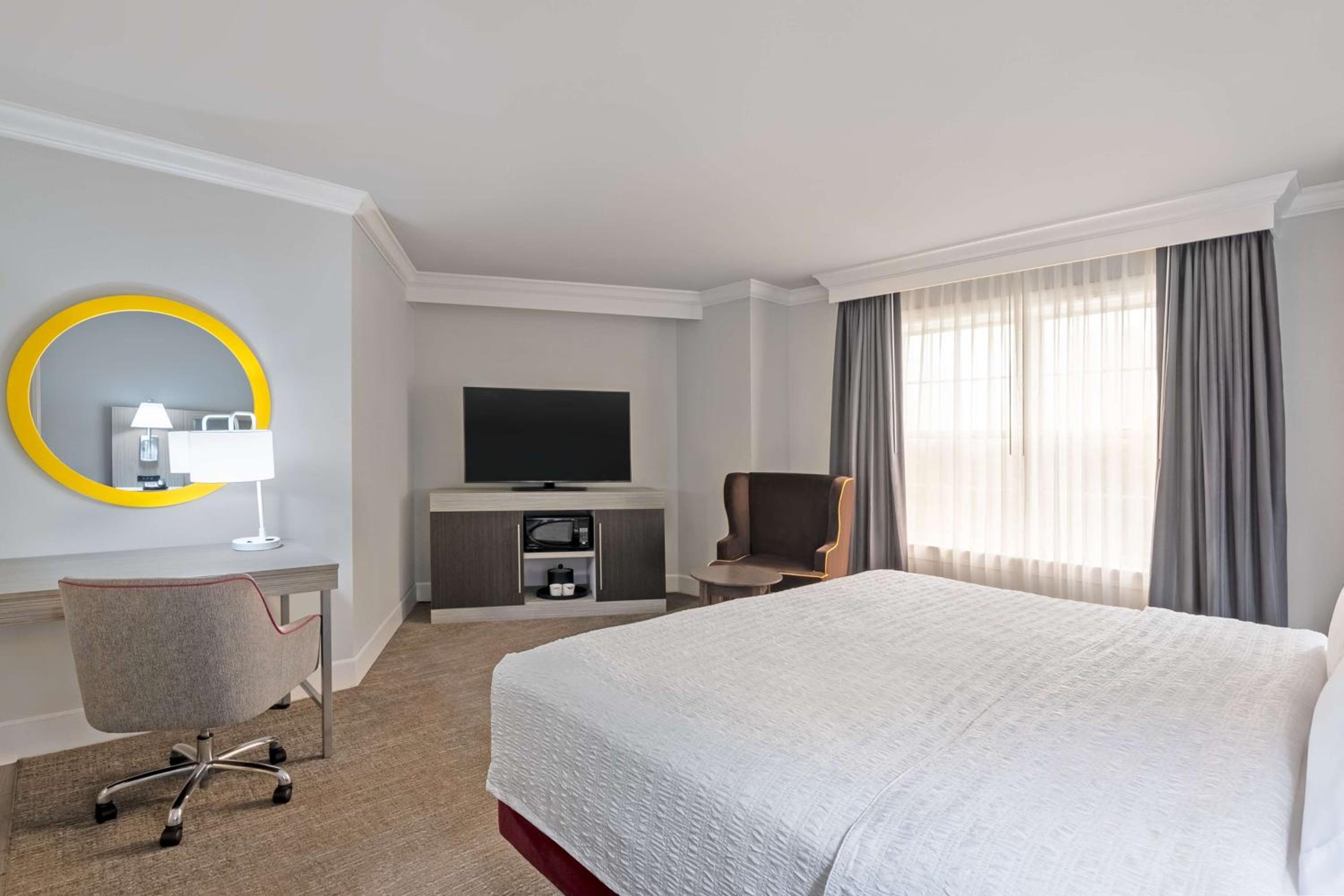 King Room with King Bed - Non-Smoking - Photo 1