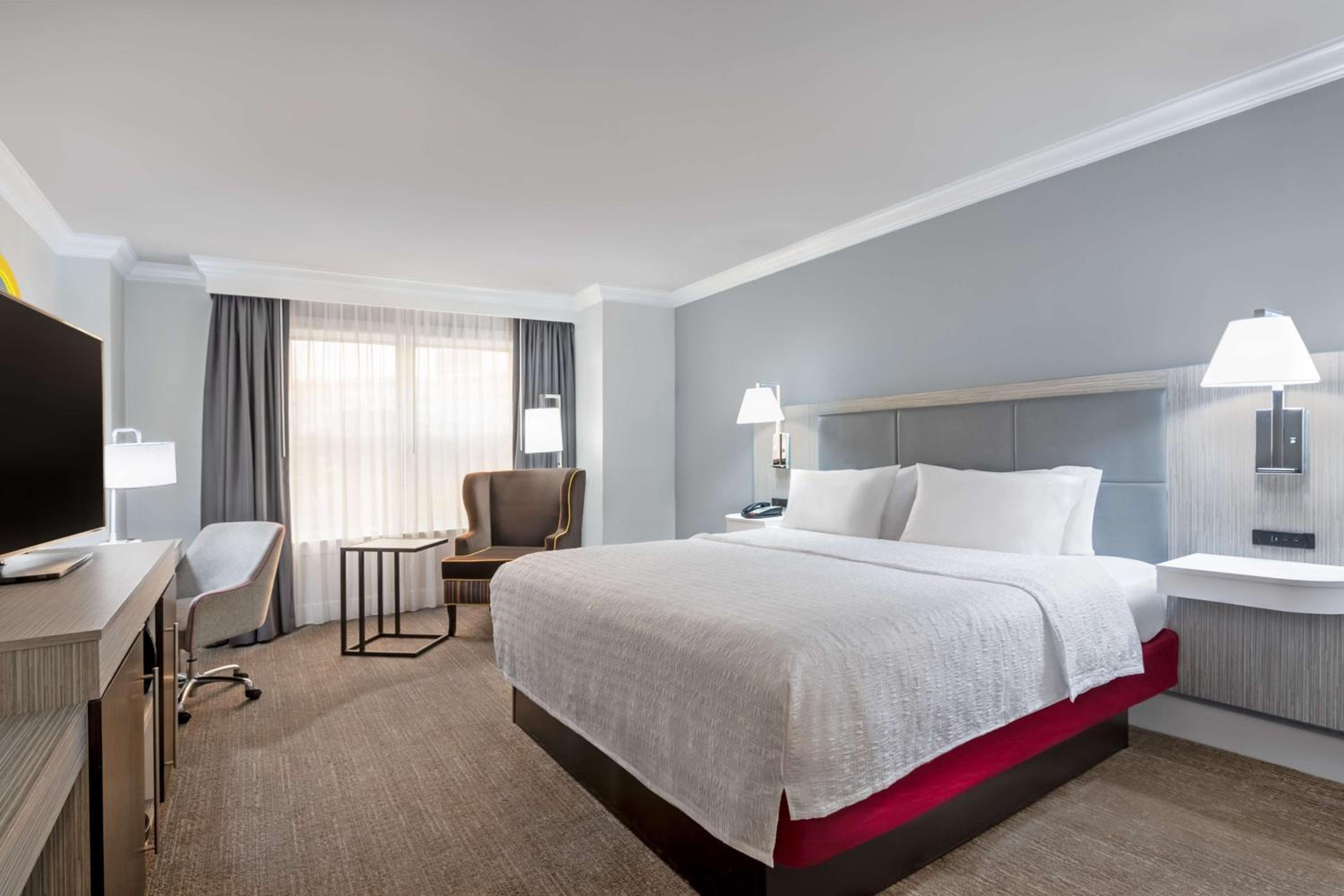 King Room with King Bed - Non-Smoking - Photo 2