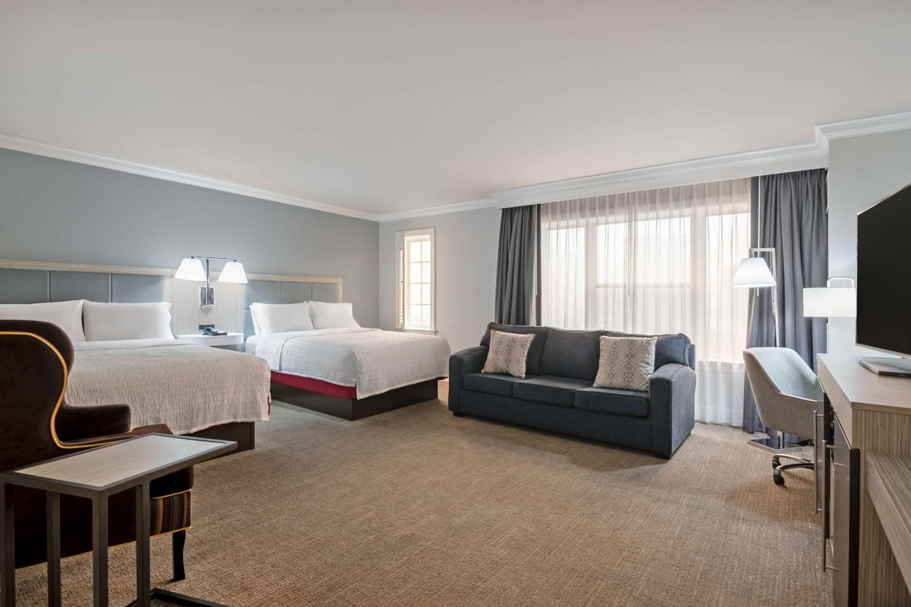 Queen Room with Two Queen Beds and Sofa Bed - Non-Smoking - Photo 2