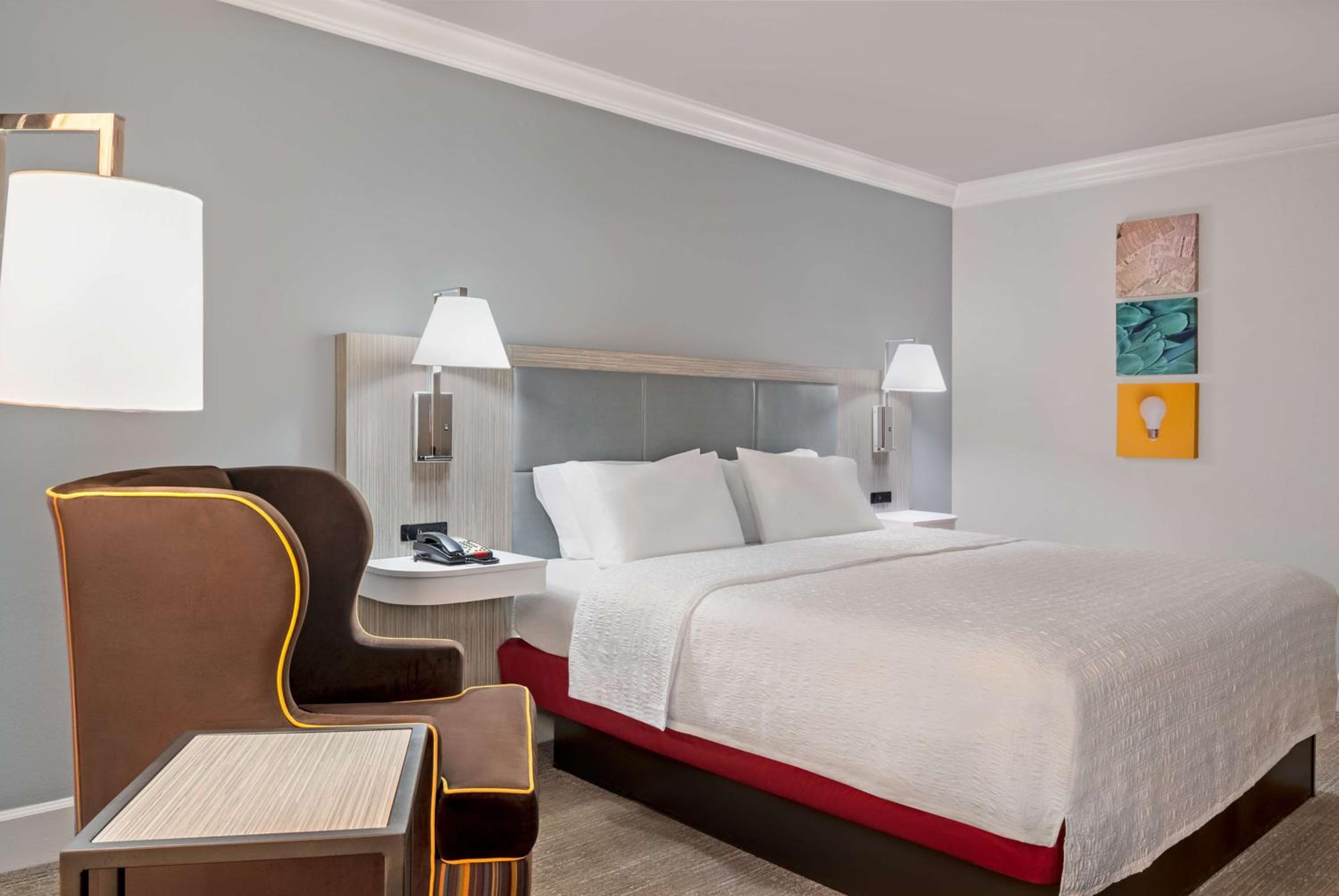 King Room with King Bed - Non-Smoking - Photo 3