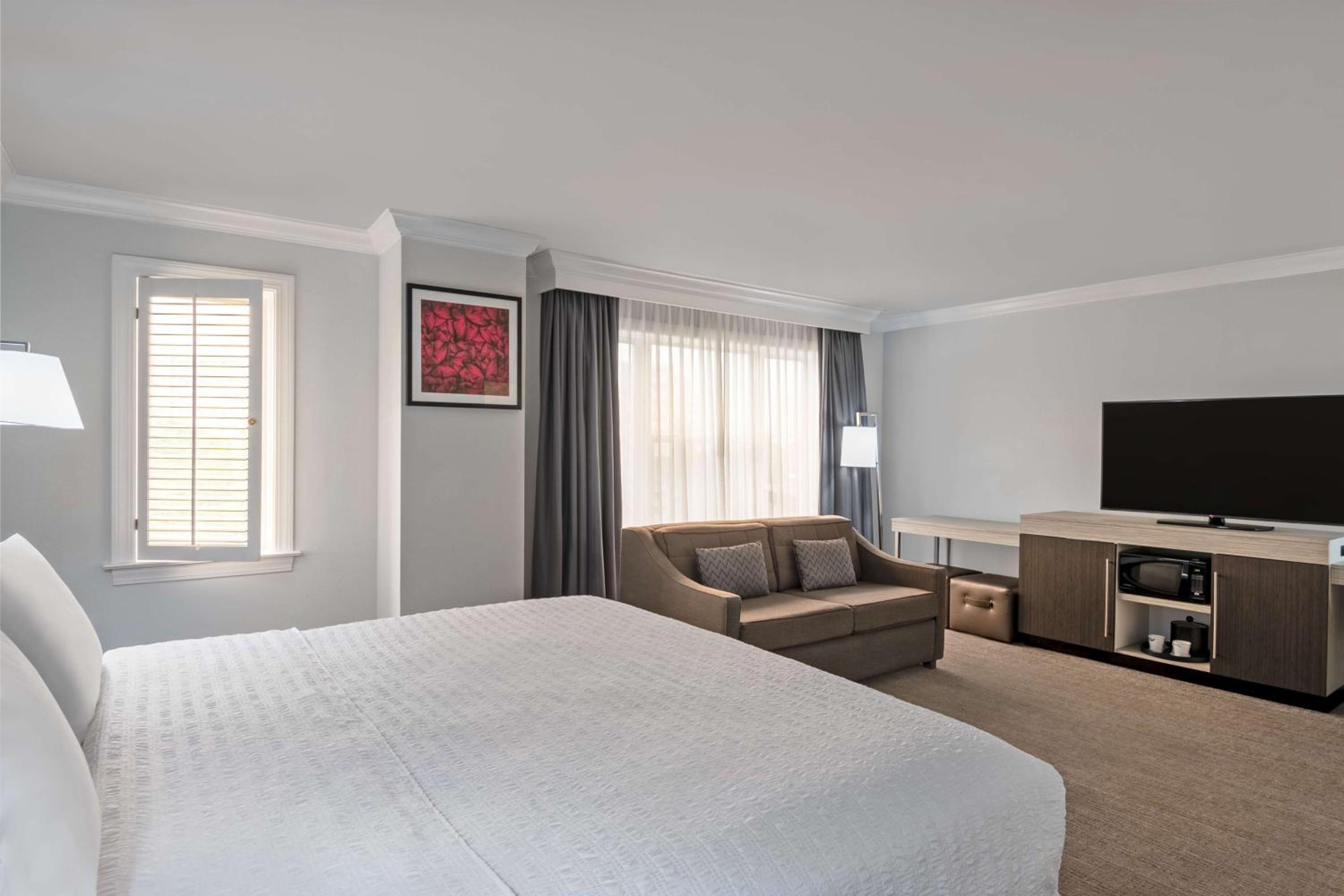 King Suite - Non-Smoking - Photo 2
