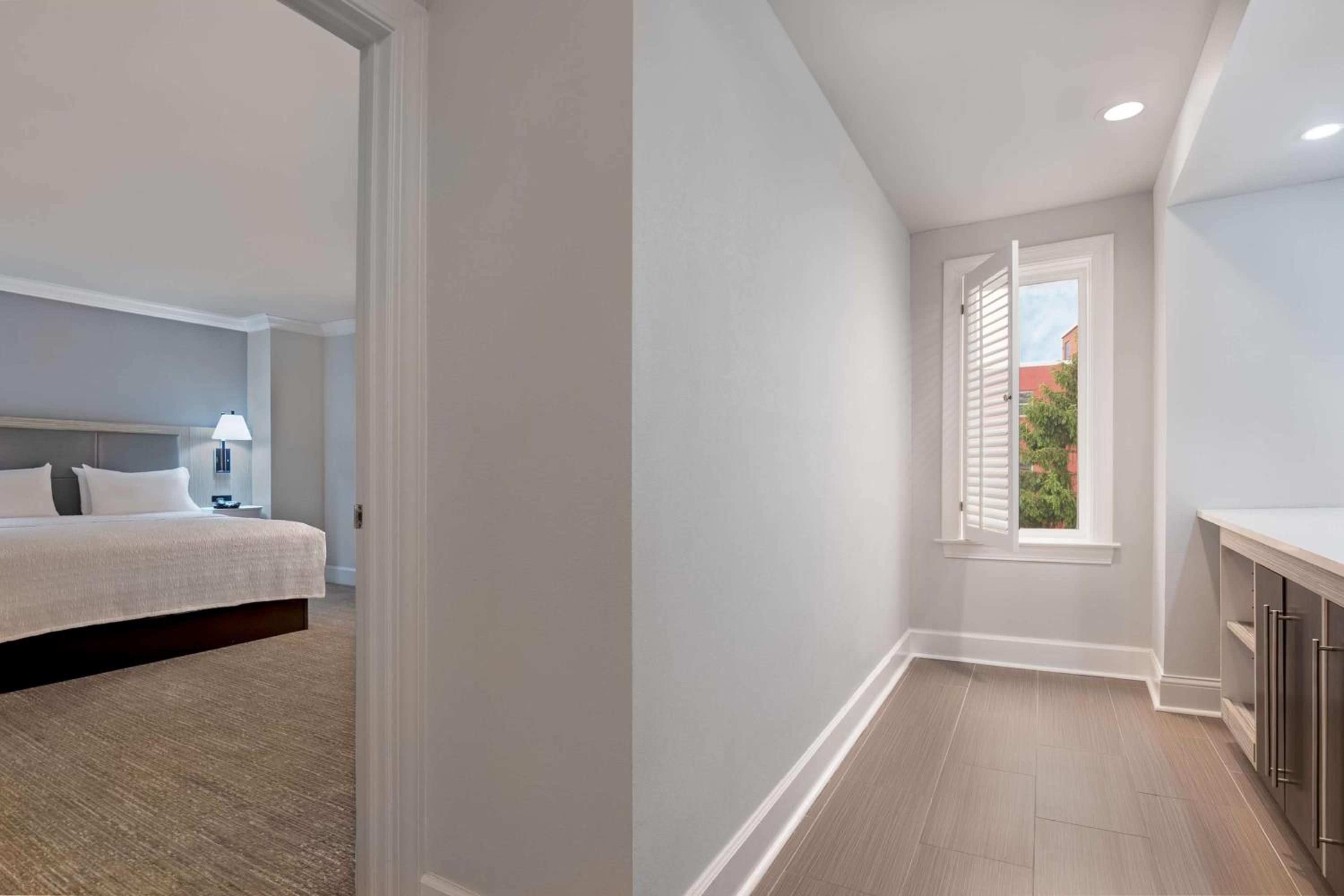 King Suite - Non-Smoking - Photo 1