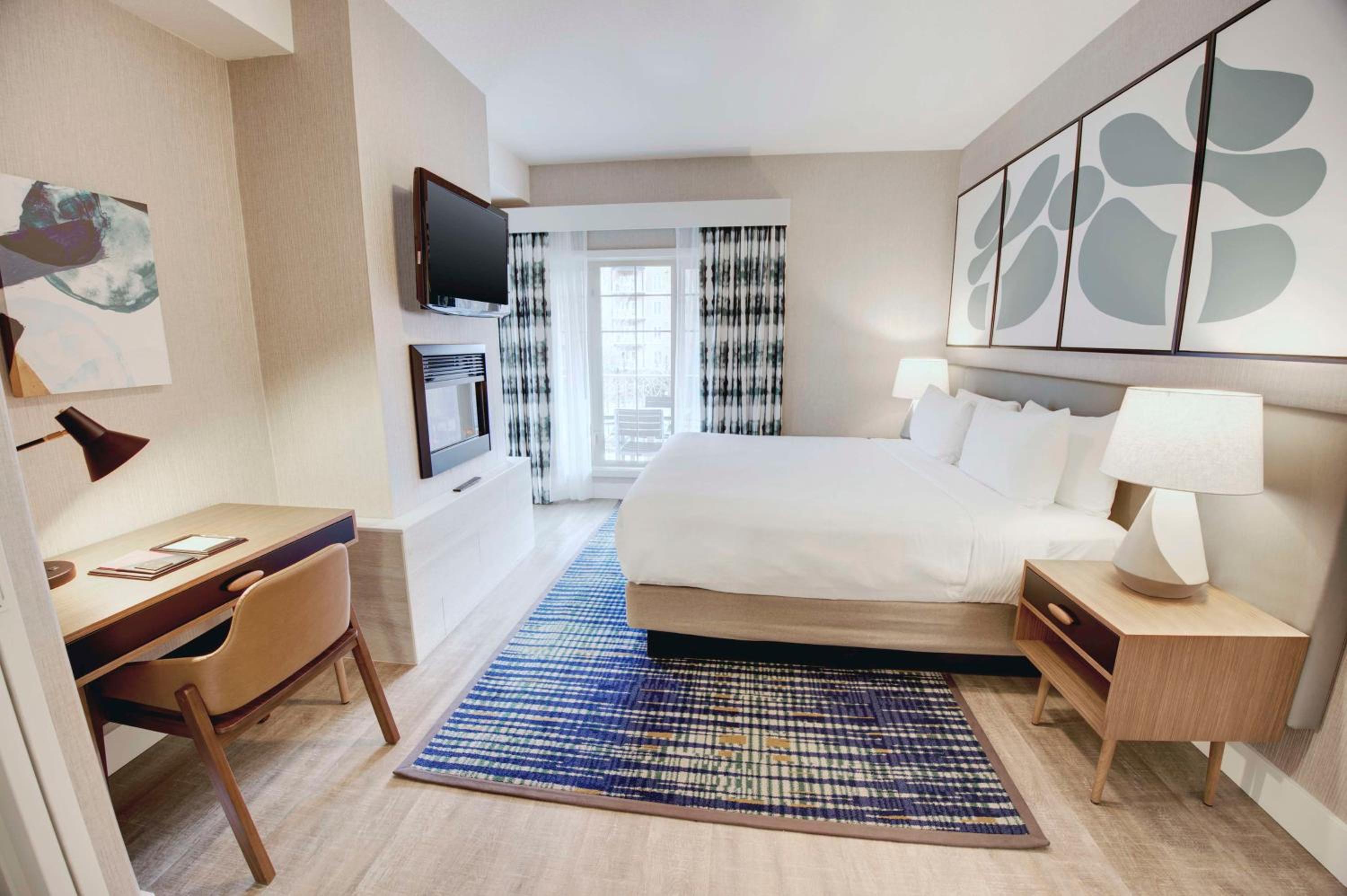 One-Bedroom Apartment with King Bed and Lake View