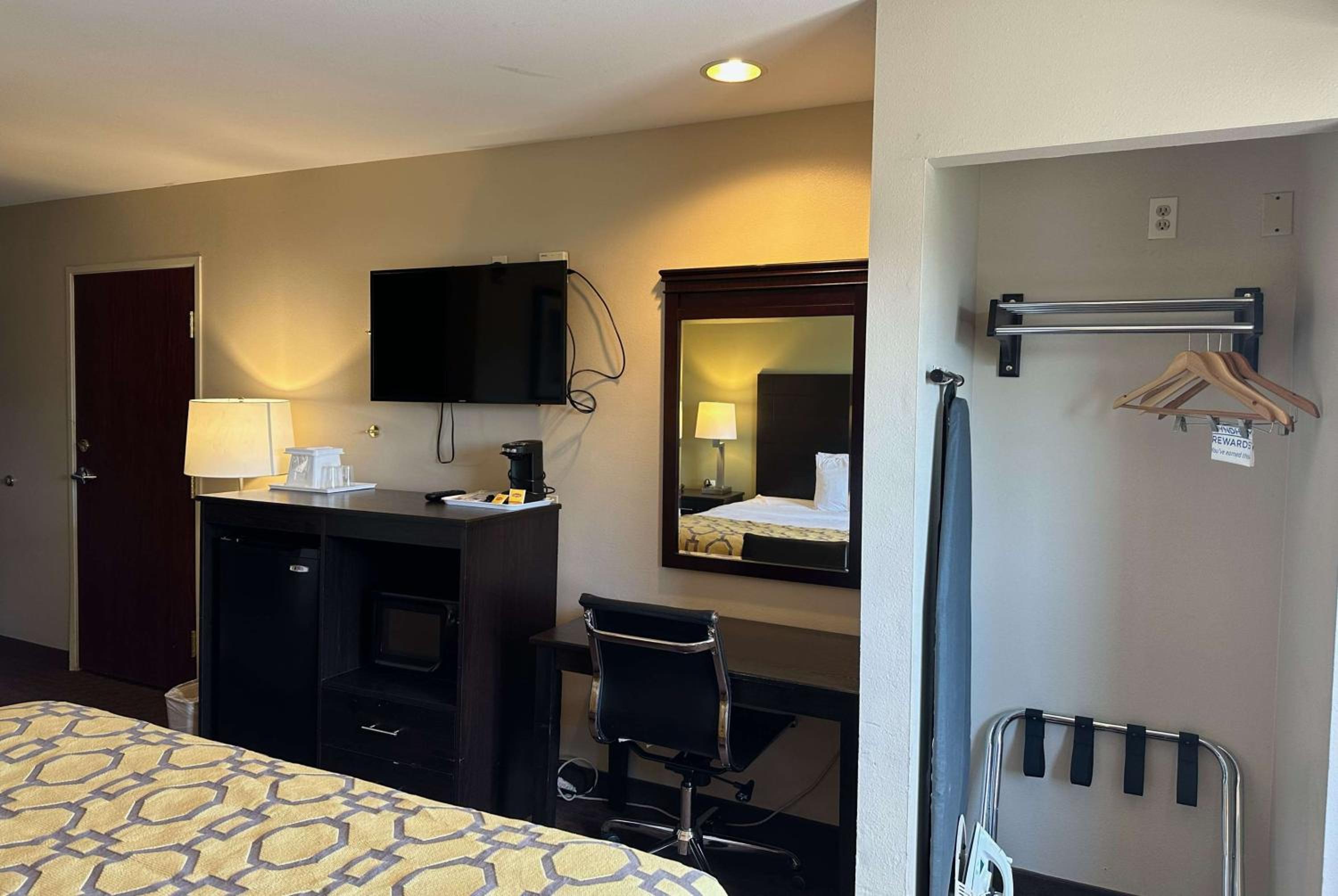 King Room with Bath Tub - Mobility Accessible/Non-Smoking - Photo 8