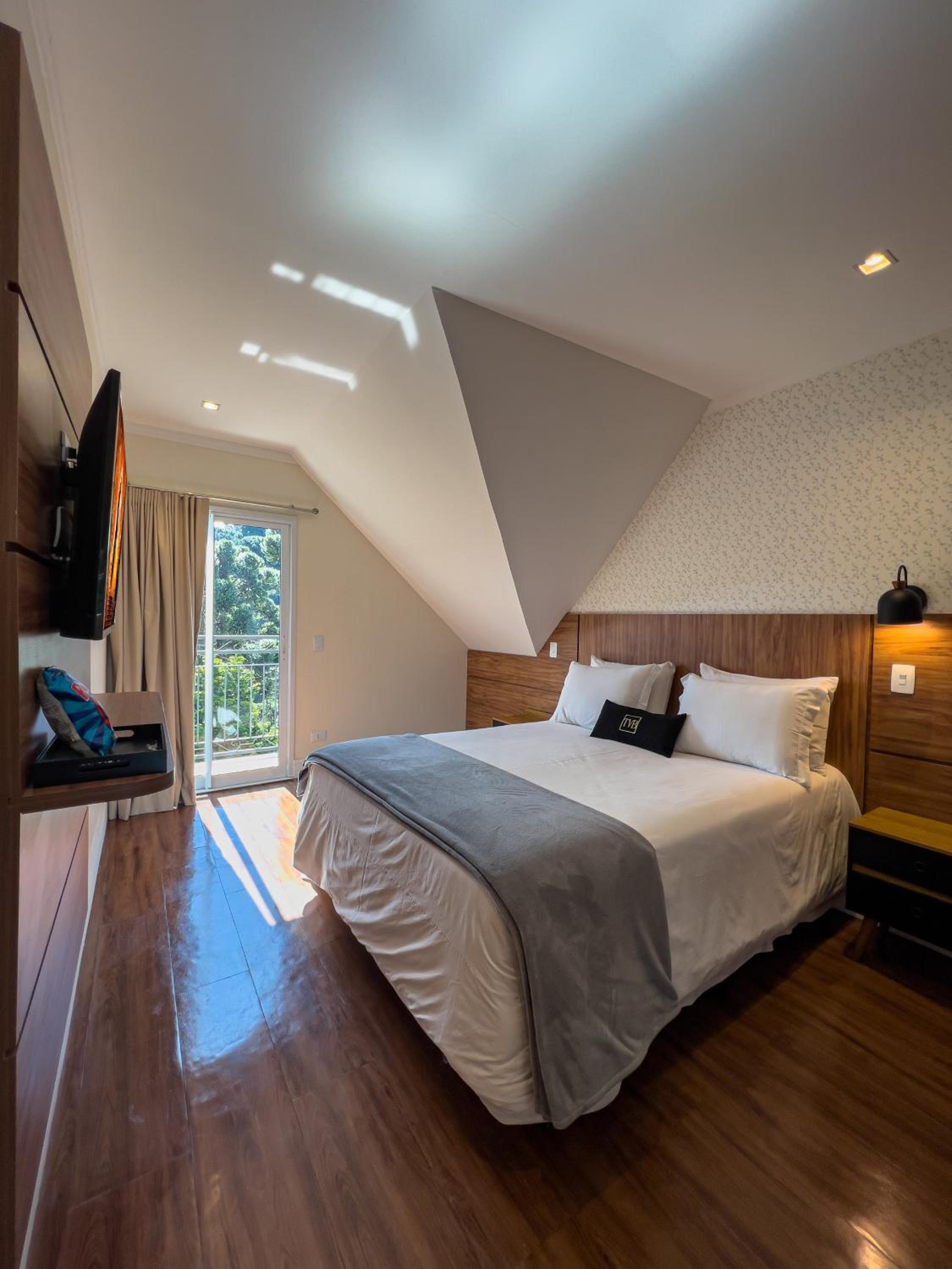 Deluxe Double Room with Balcony photo 2