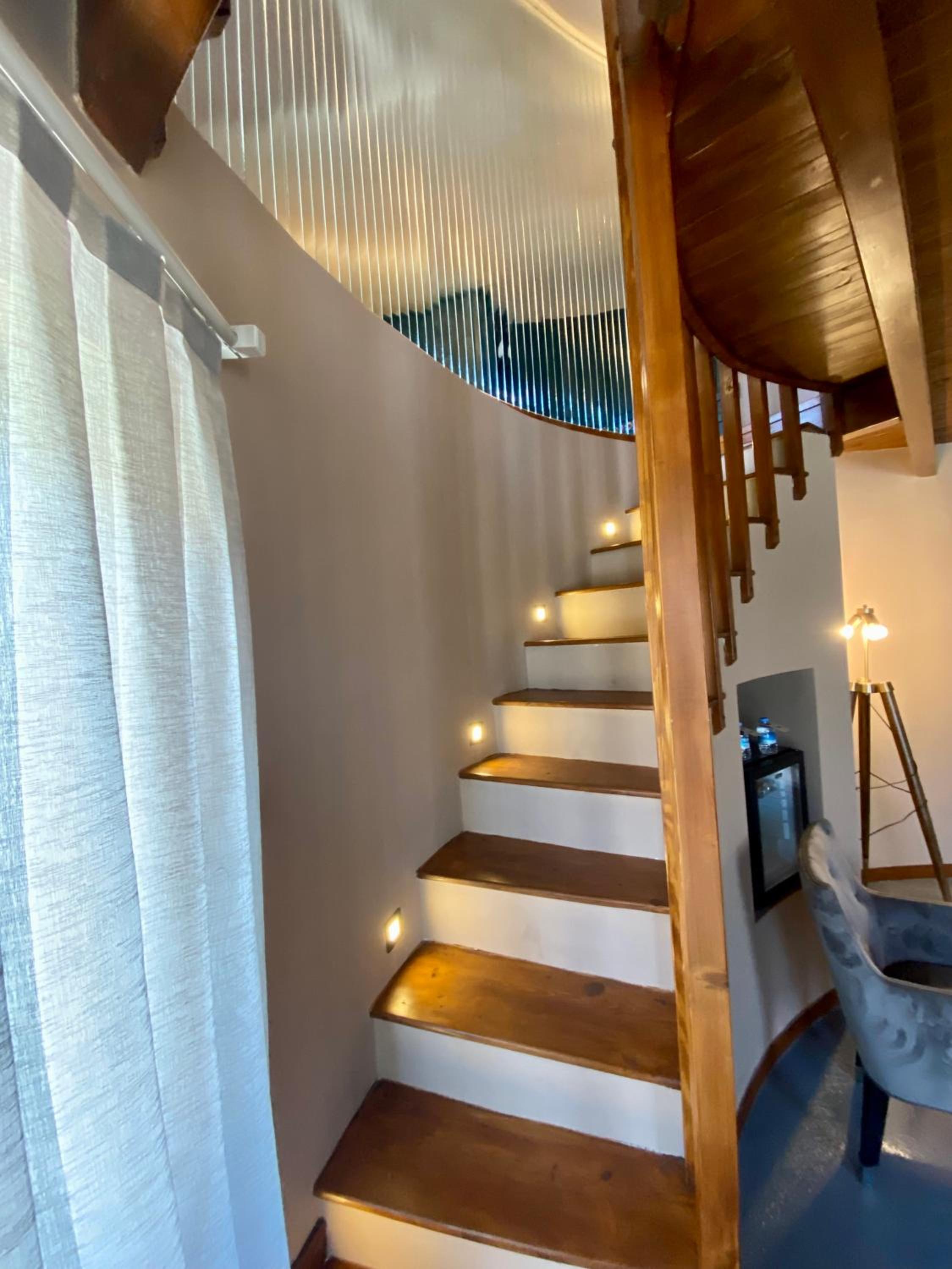 Junior Suite with Pool View - Photo 9