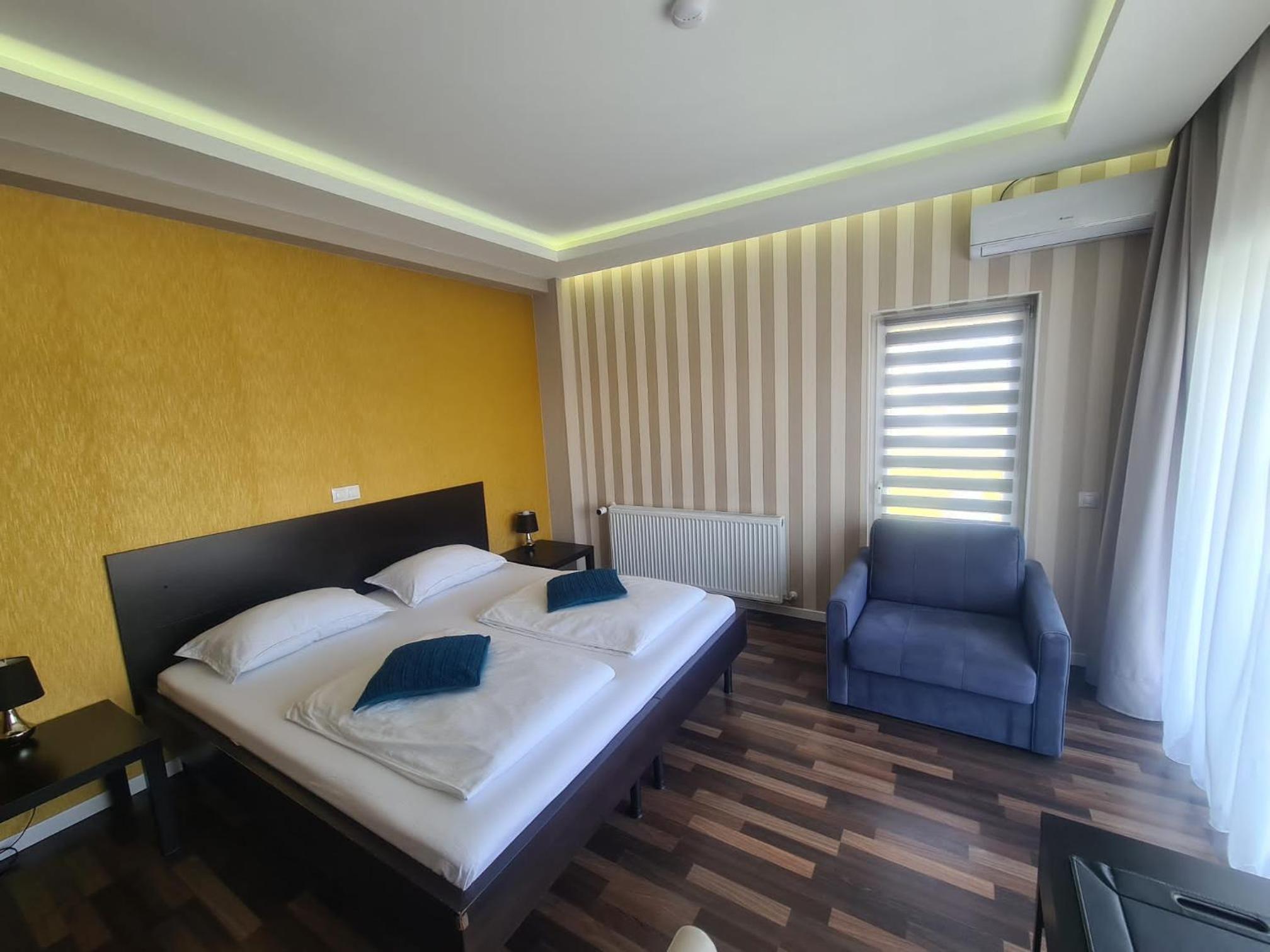 Double Room with Balcony - Photo 9