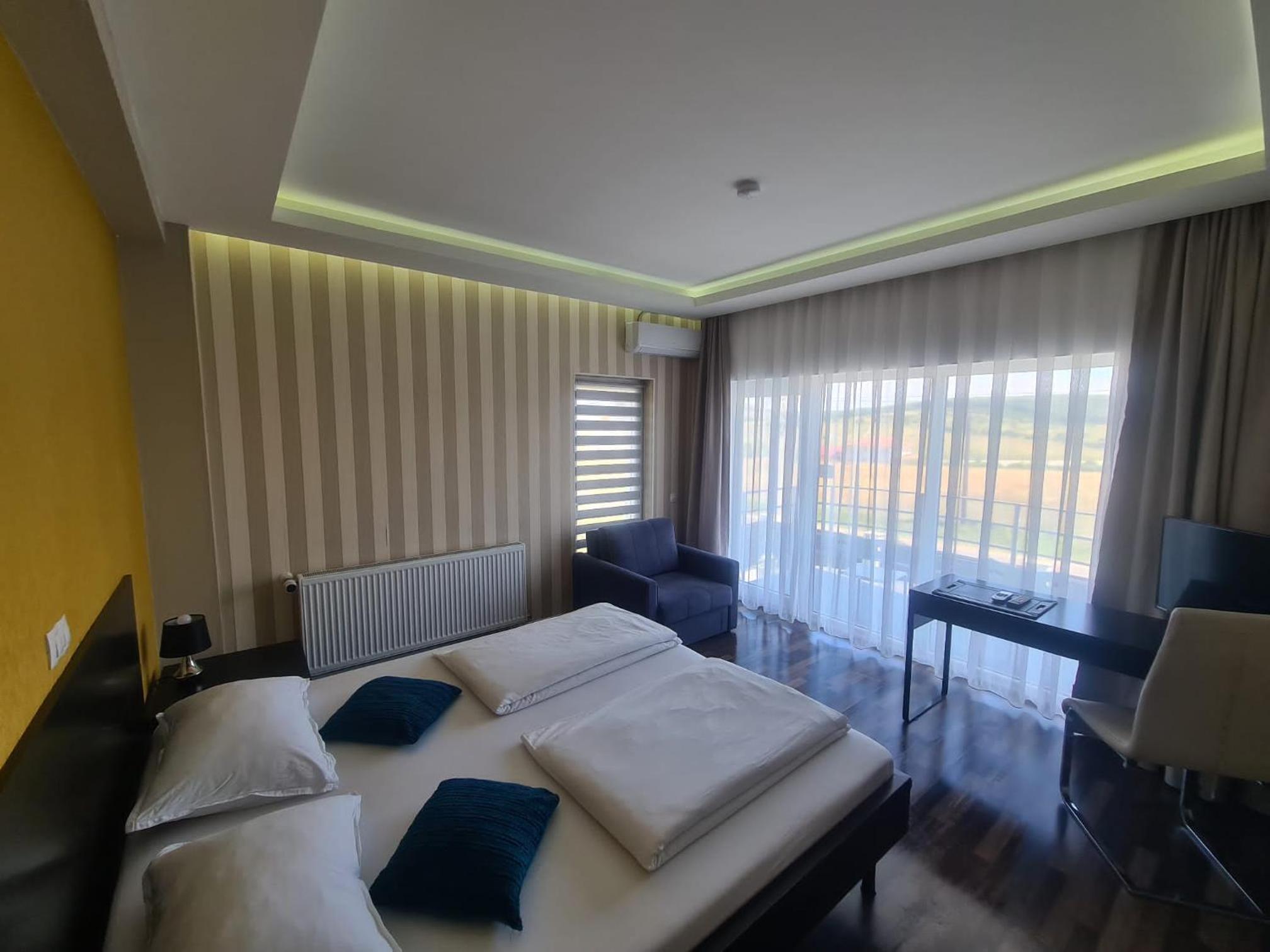 Double Room with Balcony - Photo 8