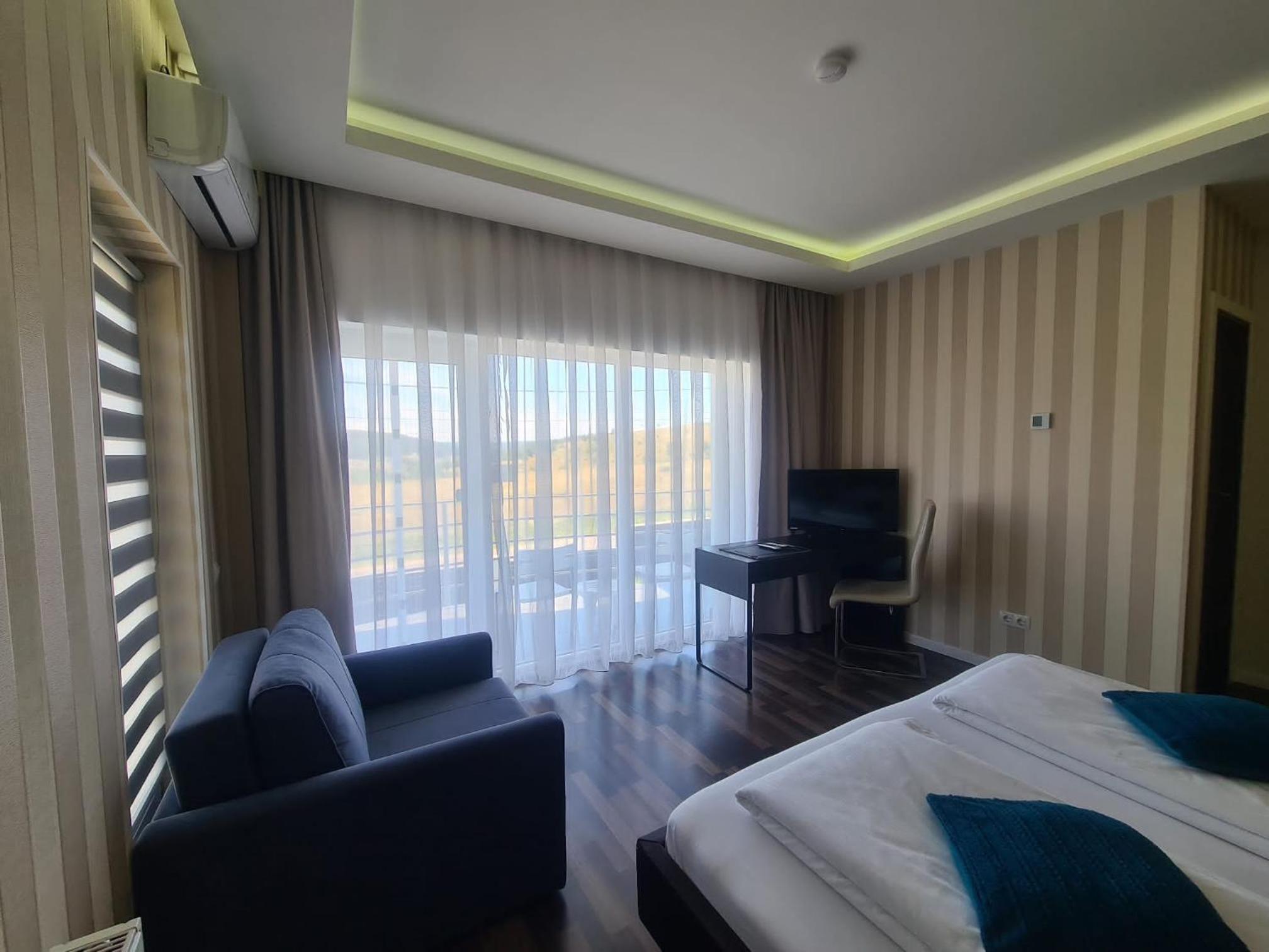 Double Room with Balcony - Photo 7