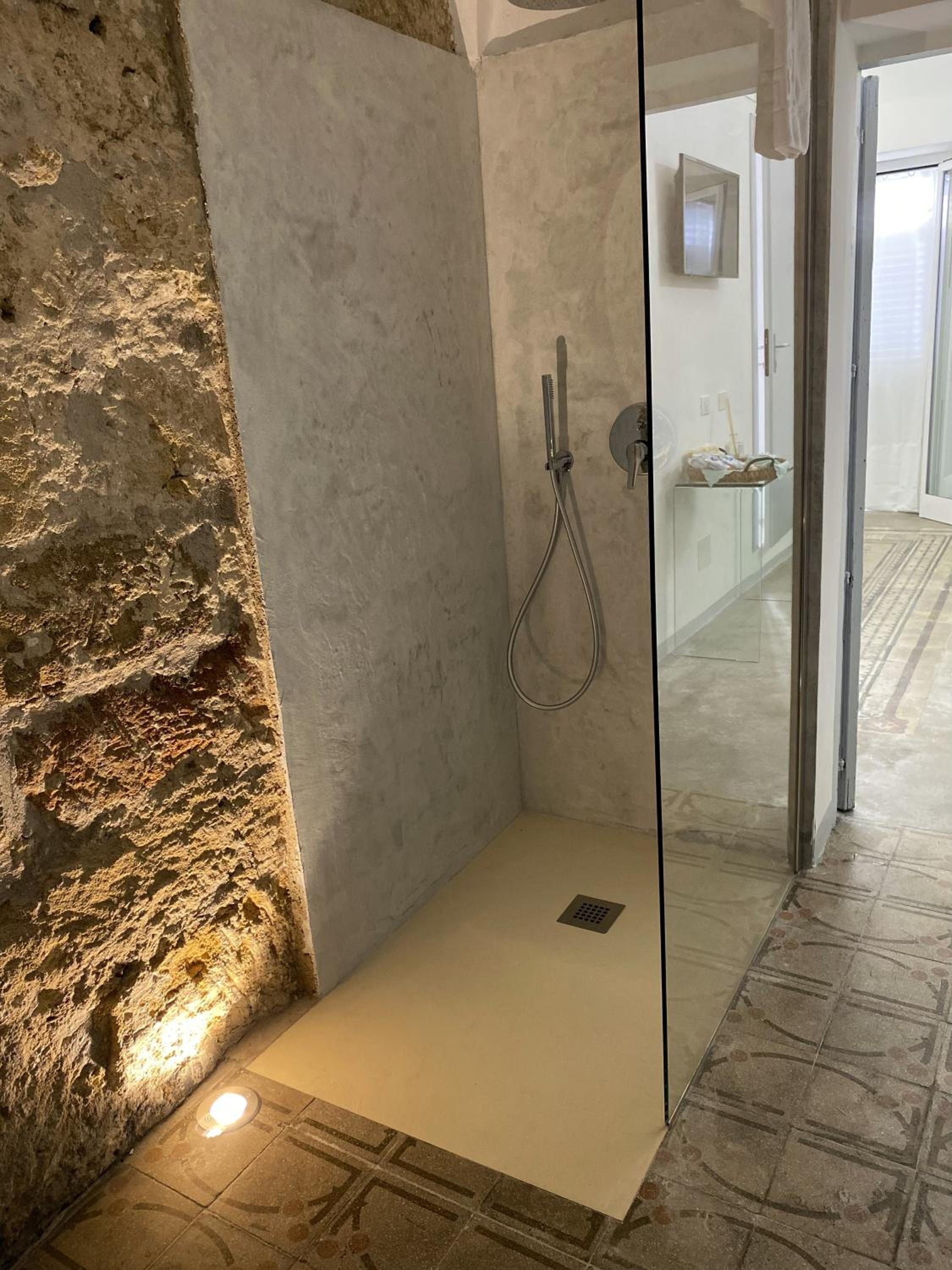 Deluxe Suite with Spa Bath photo 2