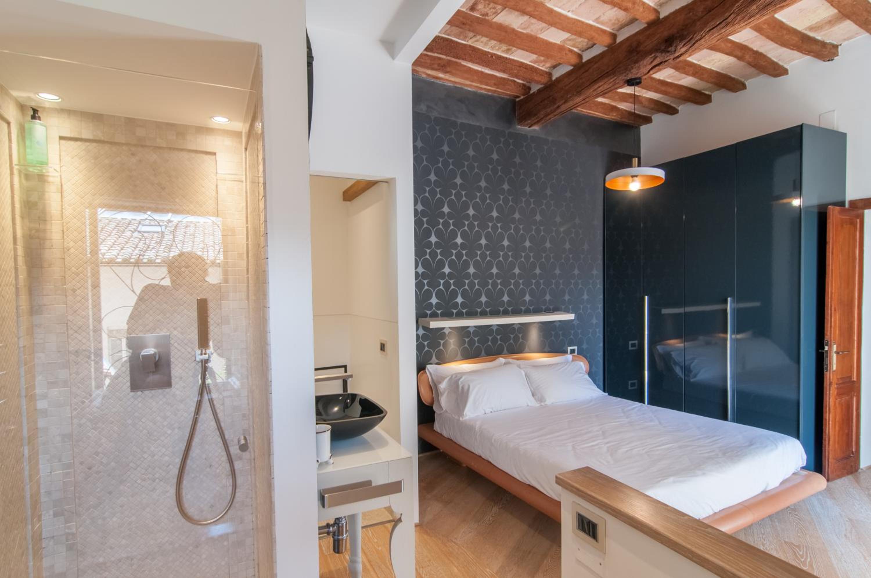 Deluxe Double Room with Balcony photo 3