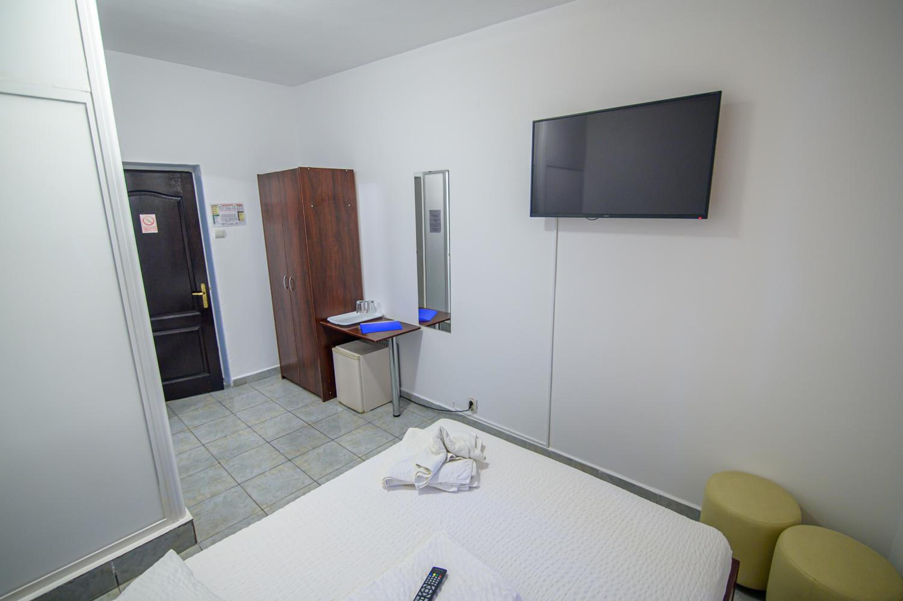 Double Room - Photo 6