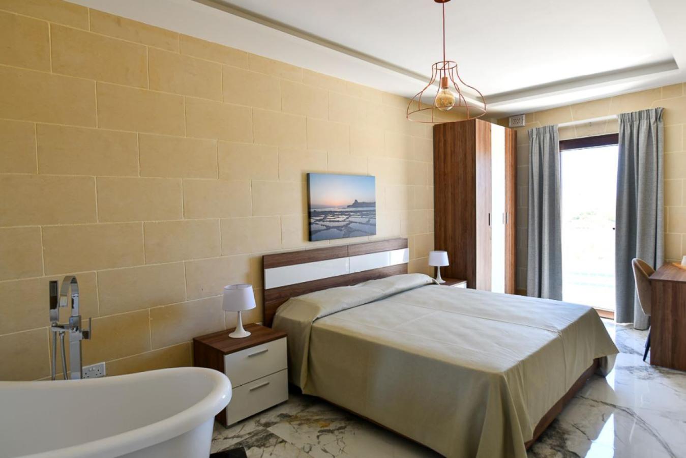 Deluxe Double Room with Bath photo 2