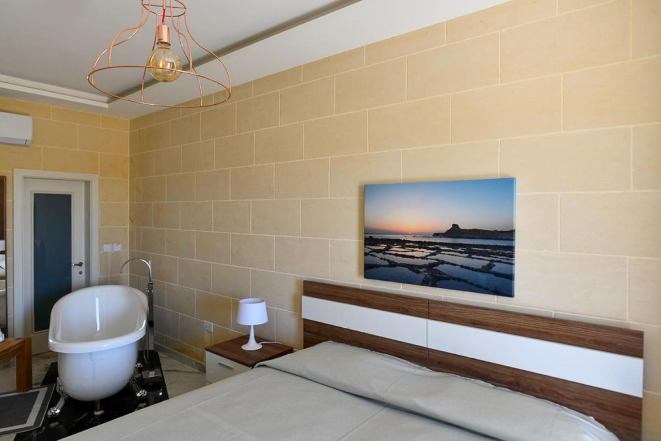 Deluxe Double Room with Bath photo 3