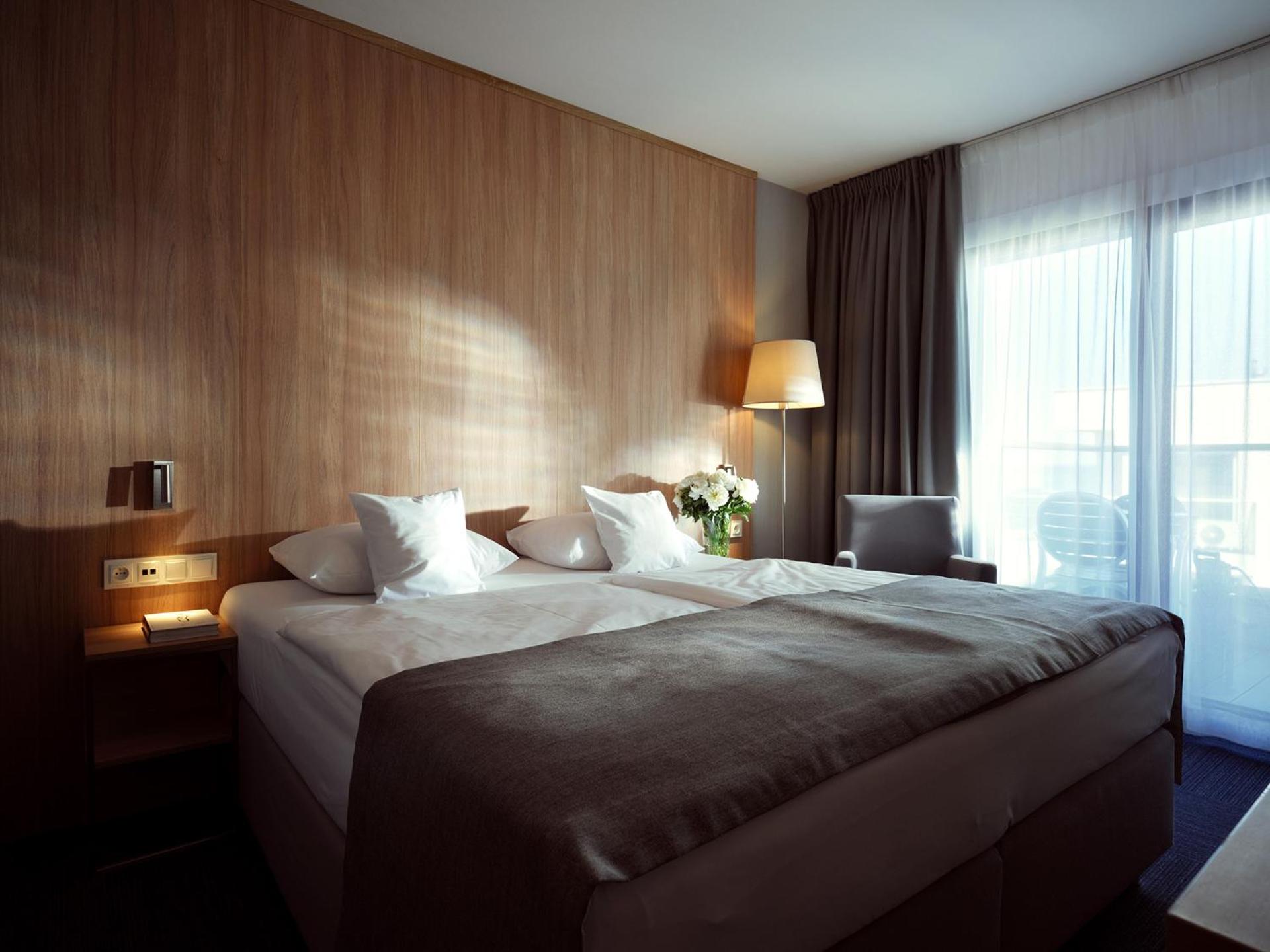 One-Bedroom Suite with Side Sea View photo 1