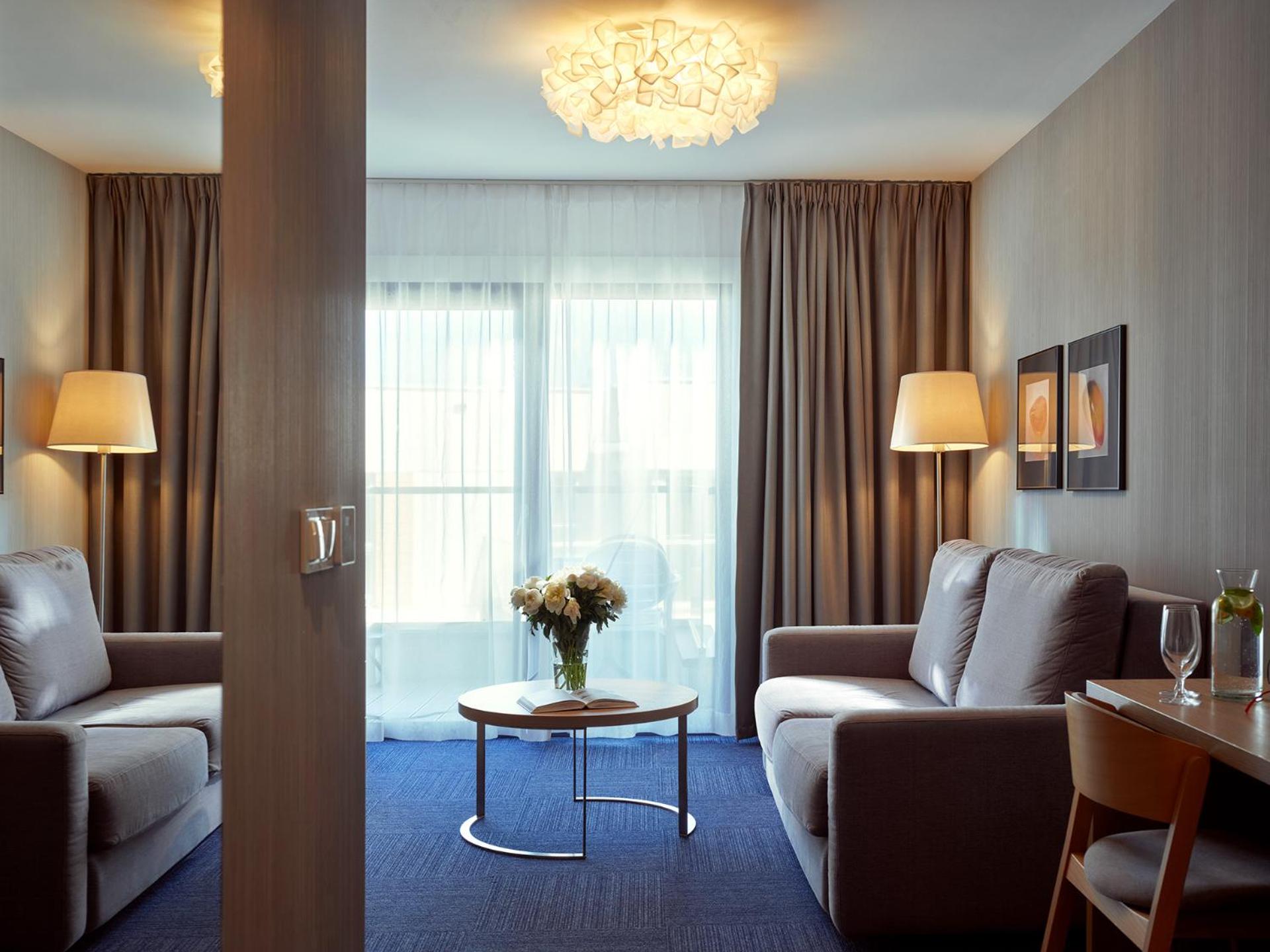One-Bedroom Suite with Side Sea View photo 2