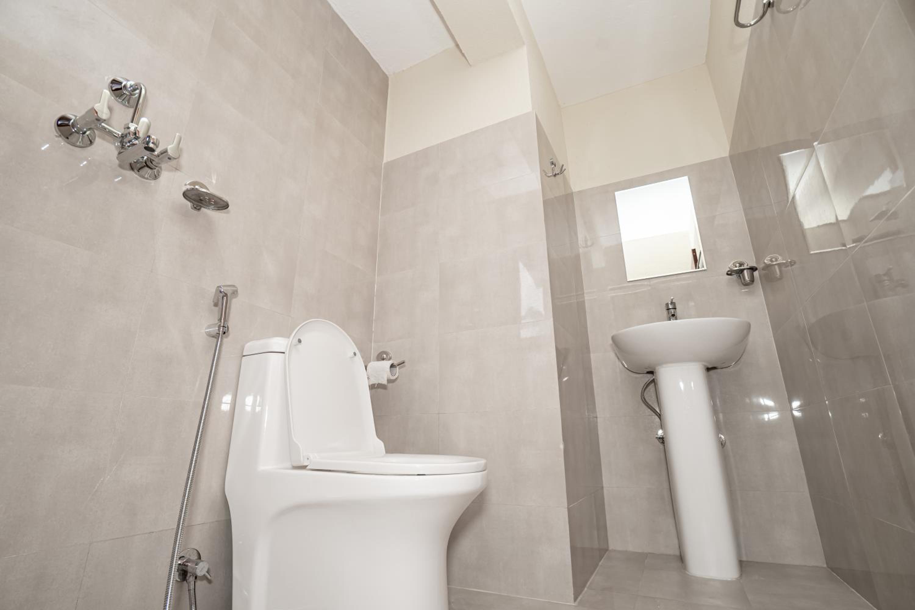 Budget Double Room - Photo 16
