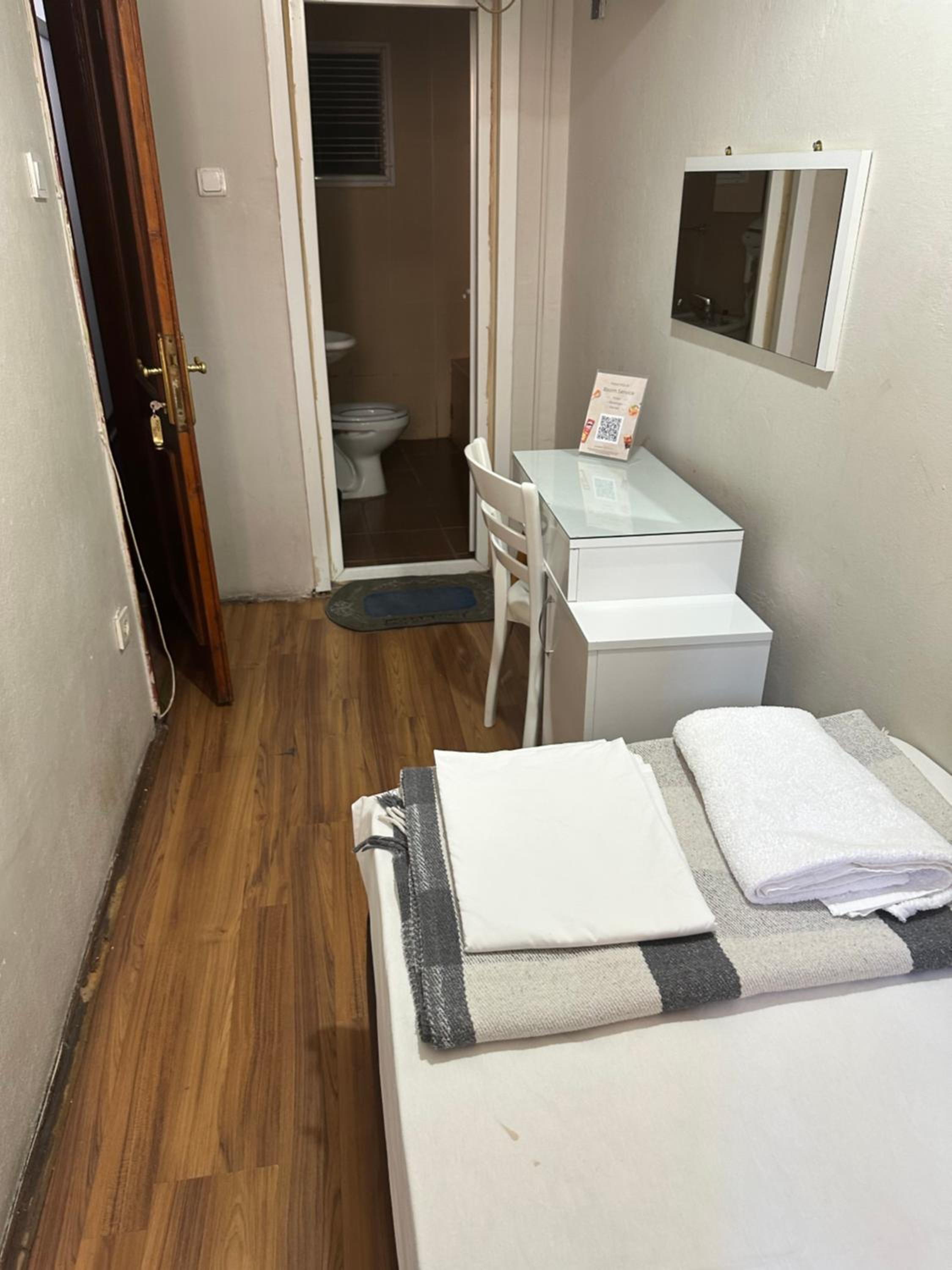 Single Room with Bathroom photo 1