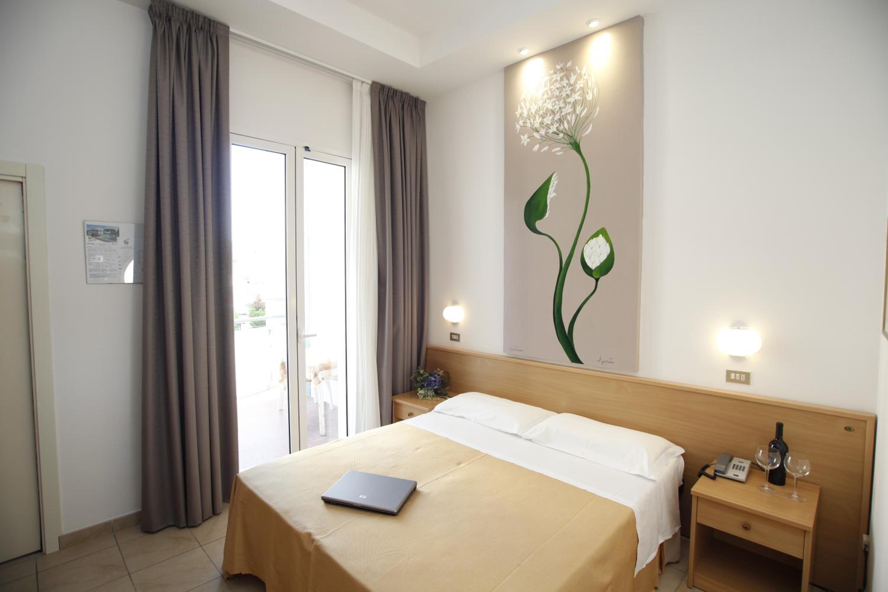 Double Room with Balcony - Photo 8