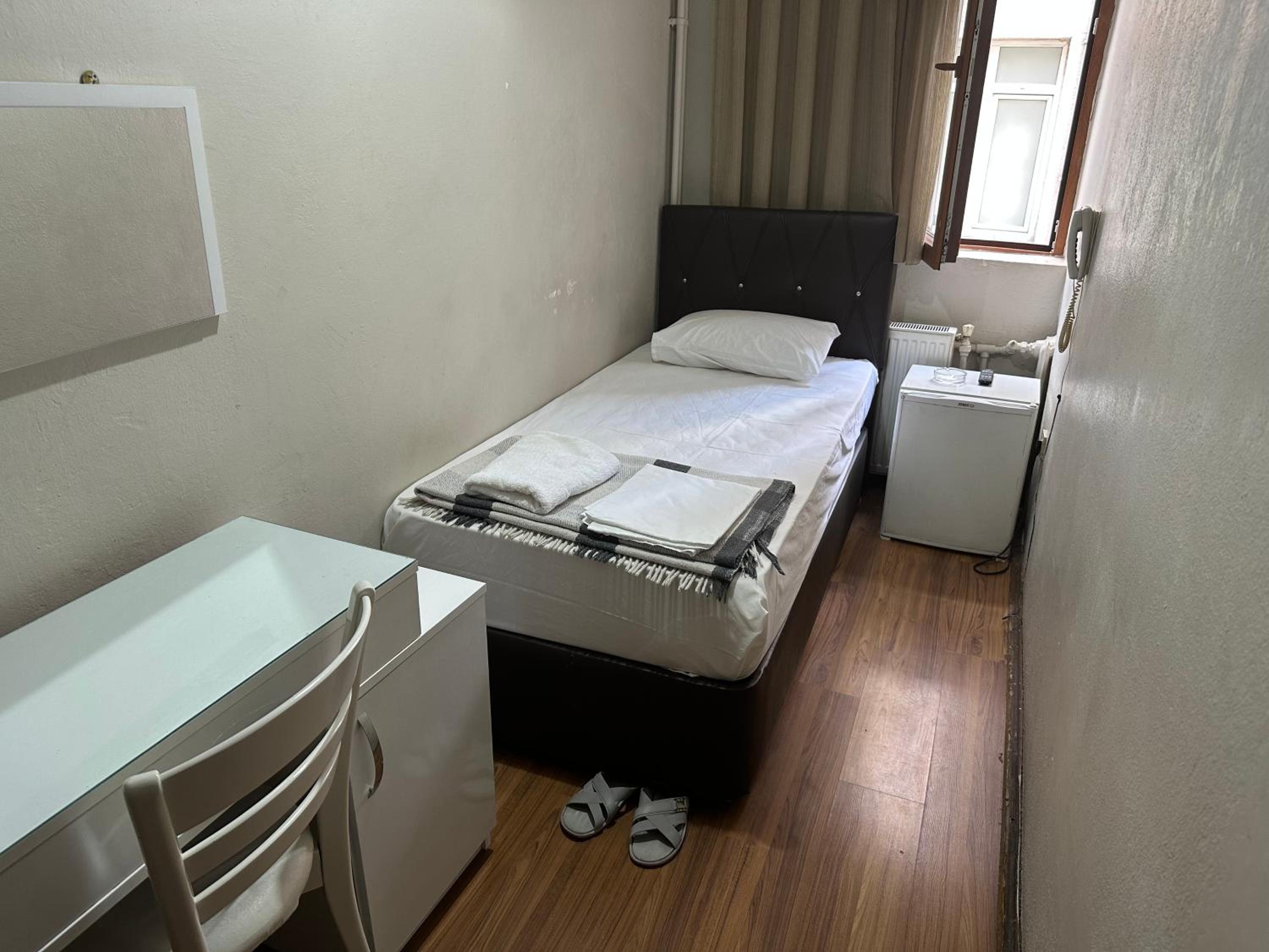 Single Room with Bathroom photo 2