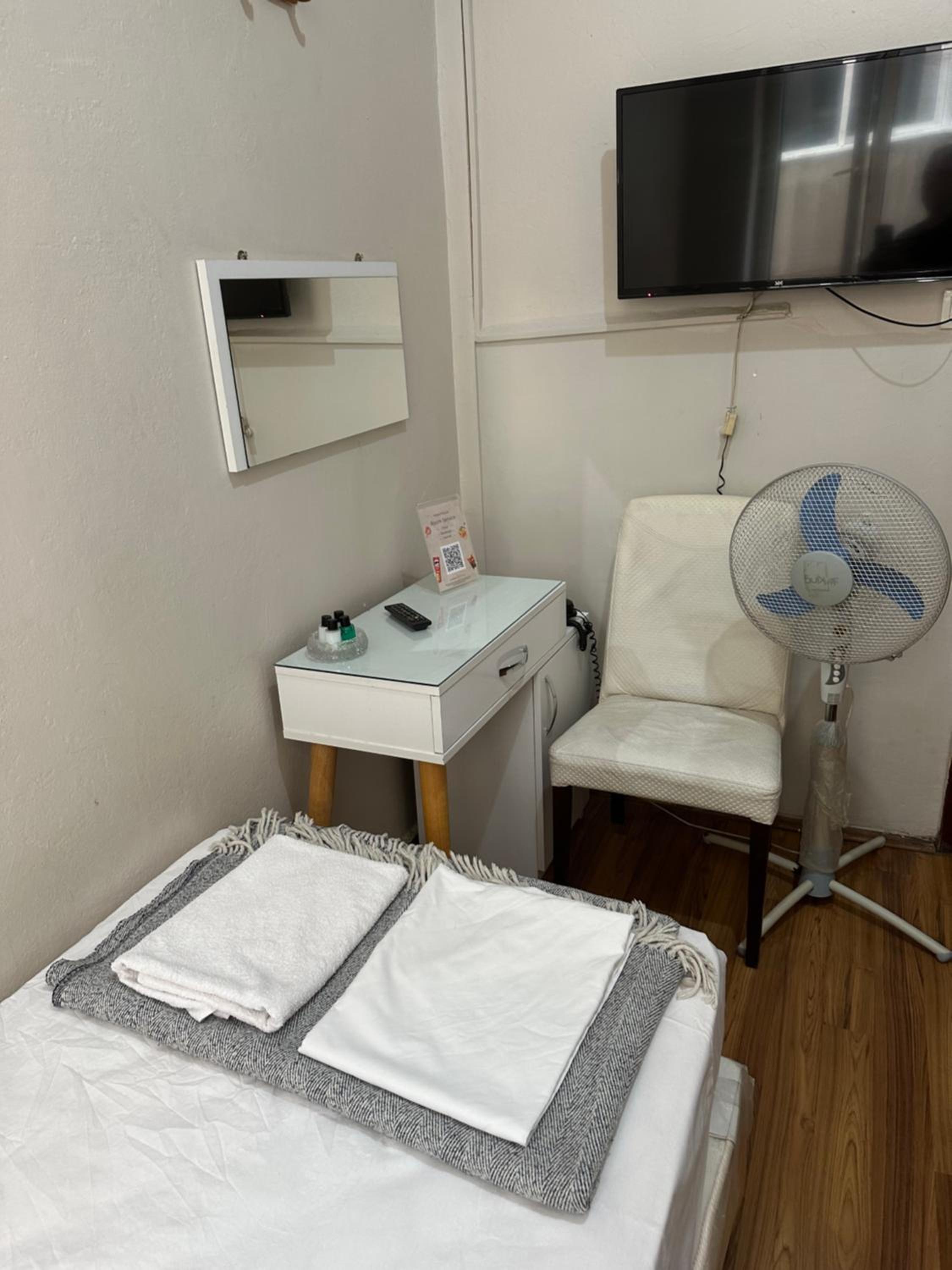 Single Room with Shared Bathroom photo 1