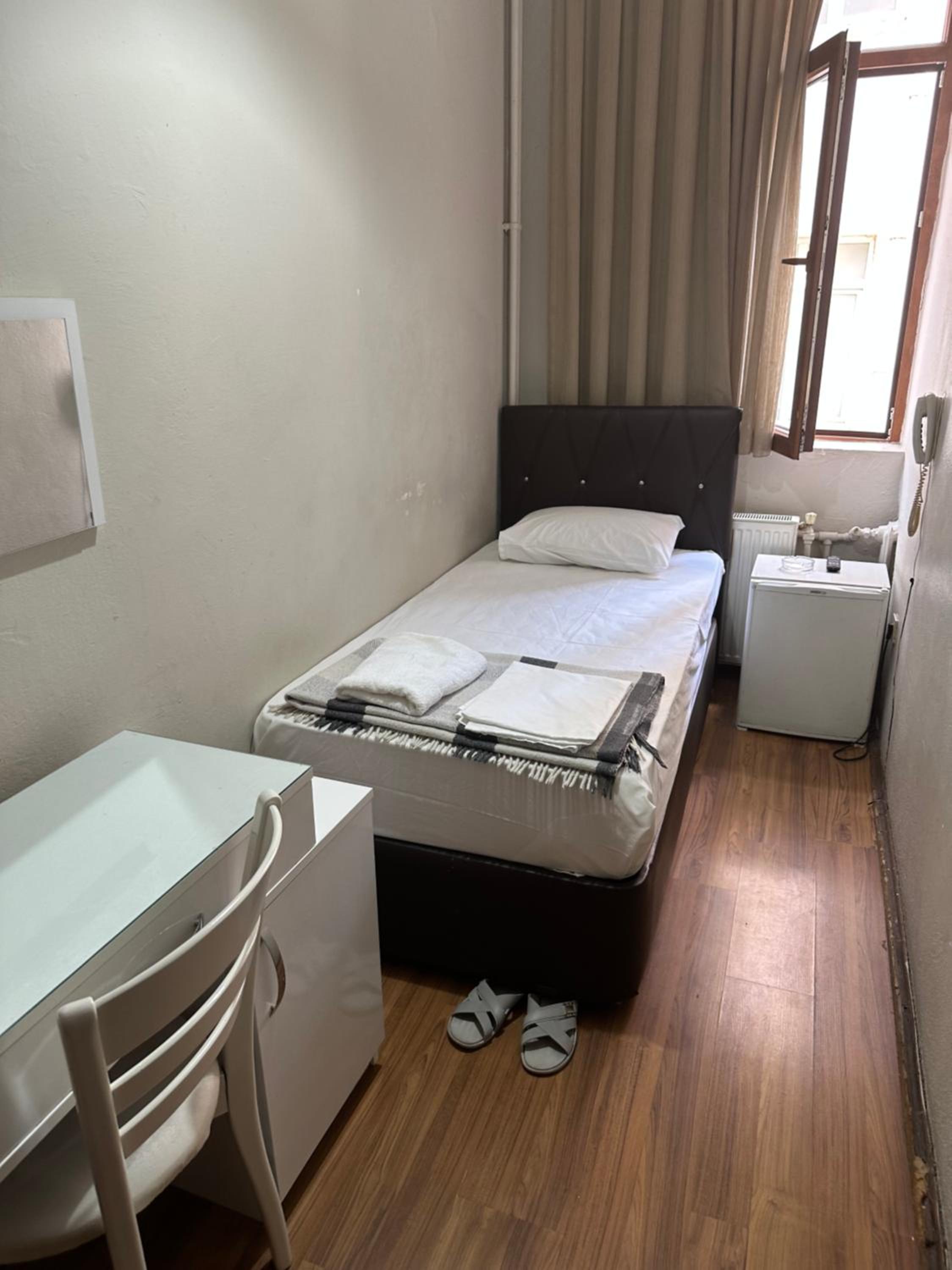 Single Room with Shared Bathroom photo 2
