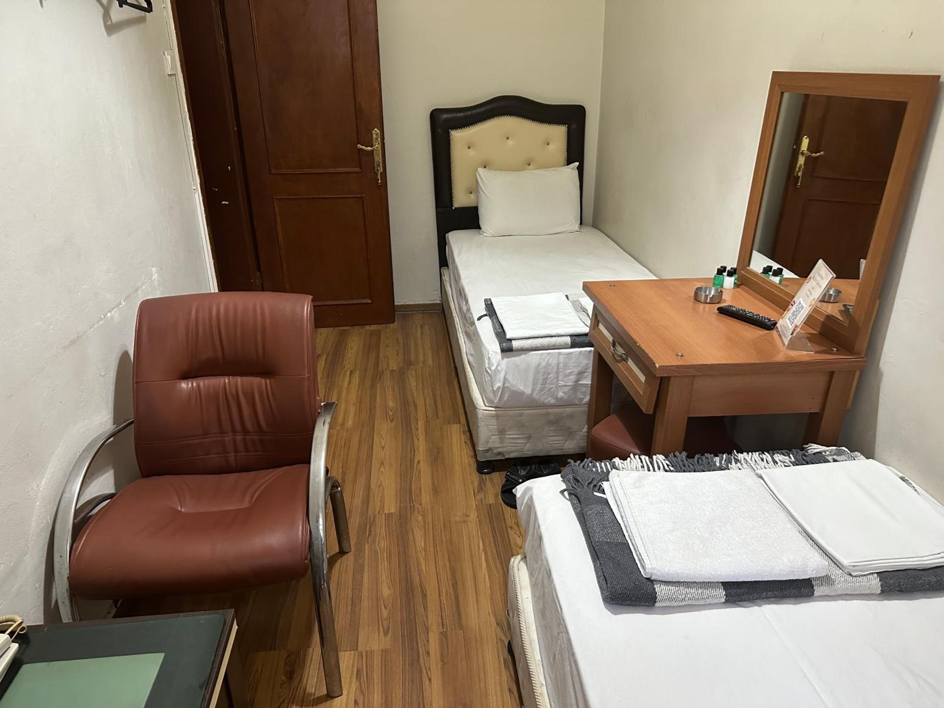 Double Room with Shared Bathroom photo 2