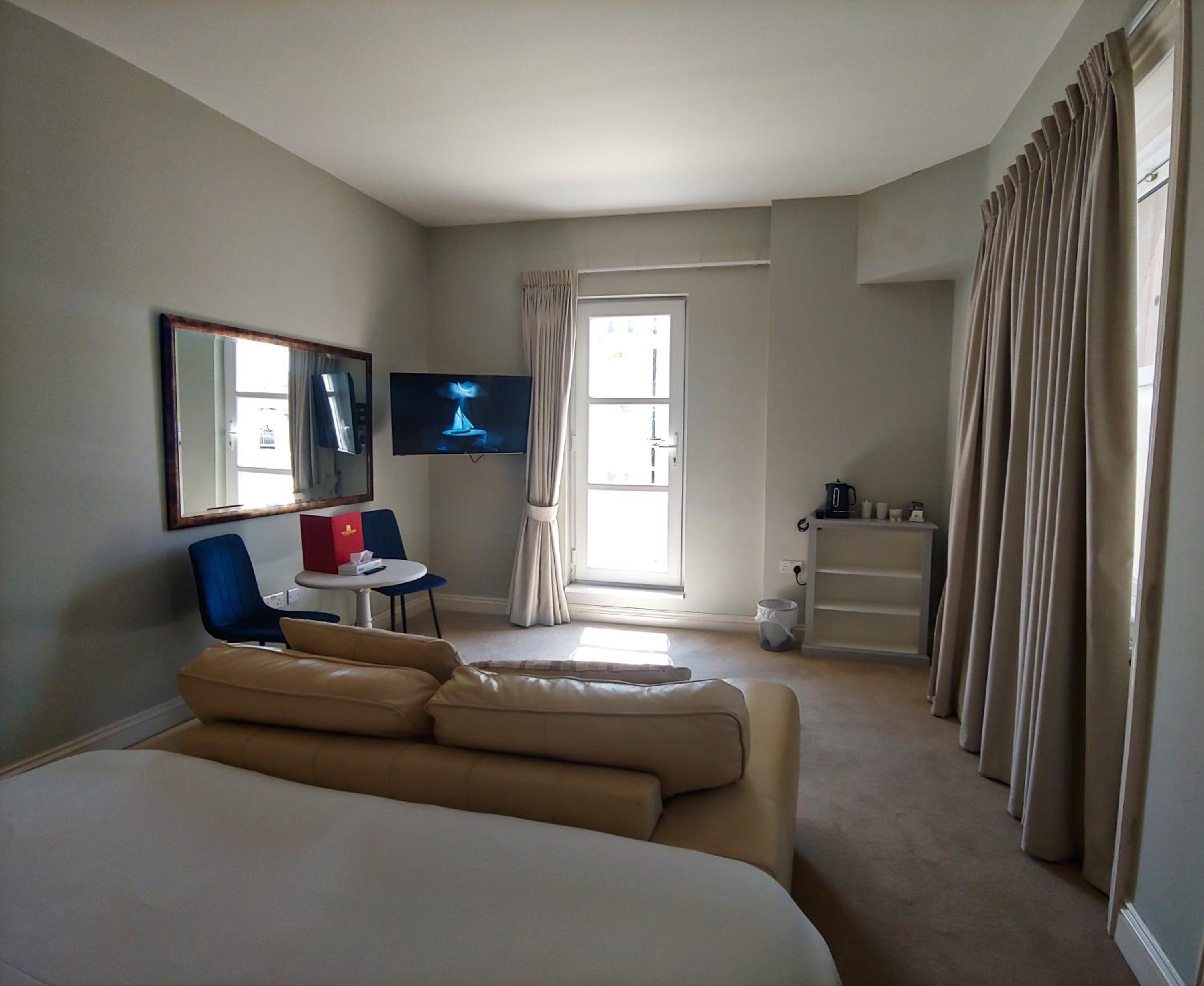 Executive Double Room with Partial Sea View and Balcony - Photo 1