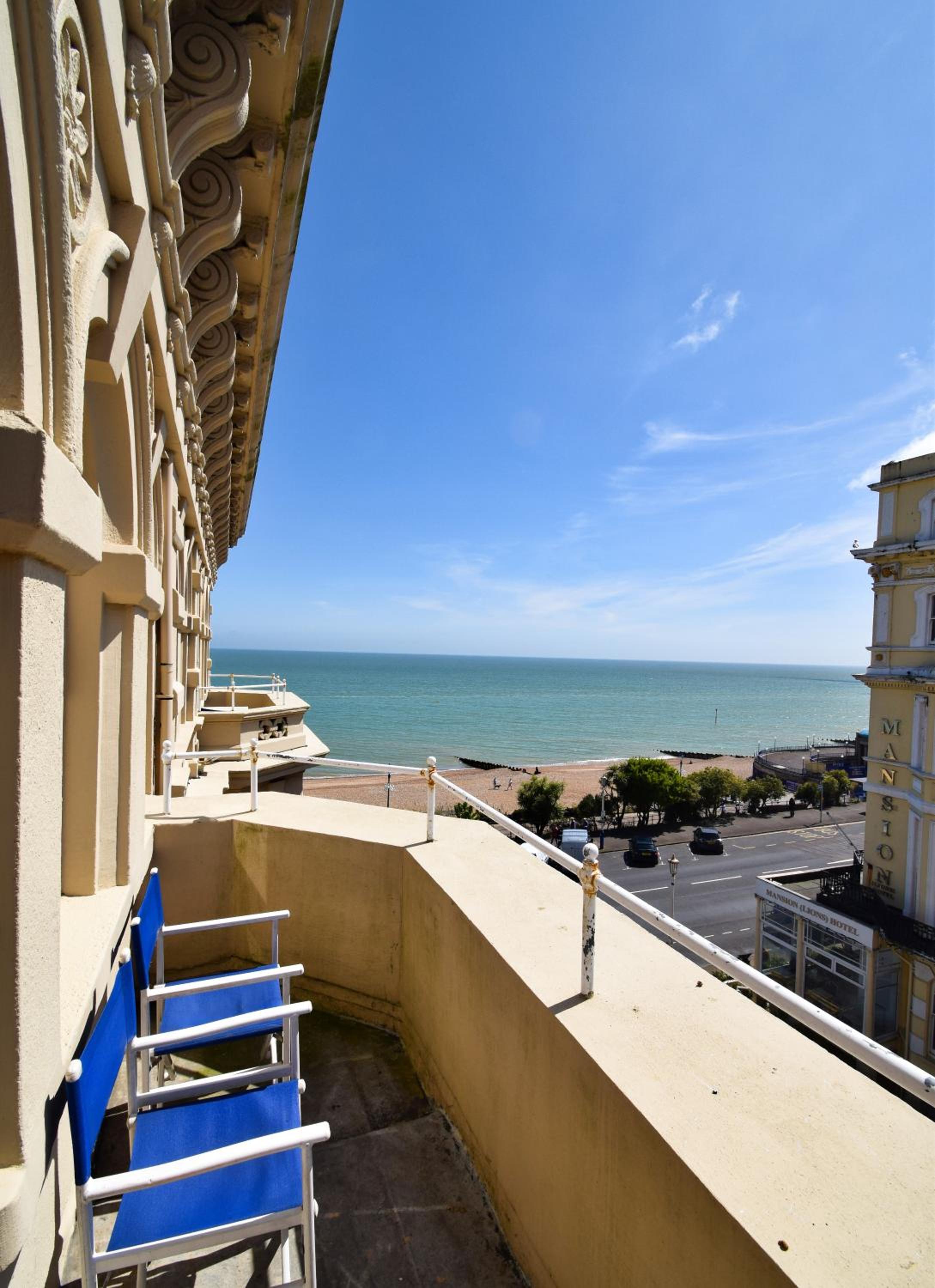 Executive Double Room with Partial Sea View and Balcony - Photo 3