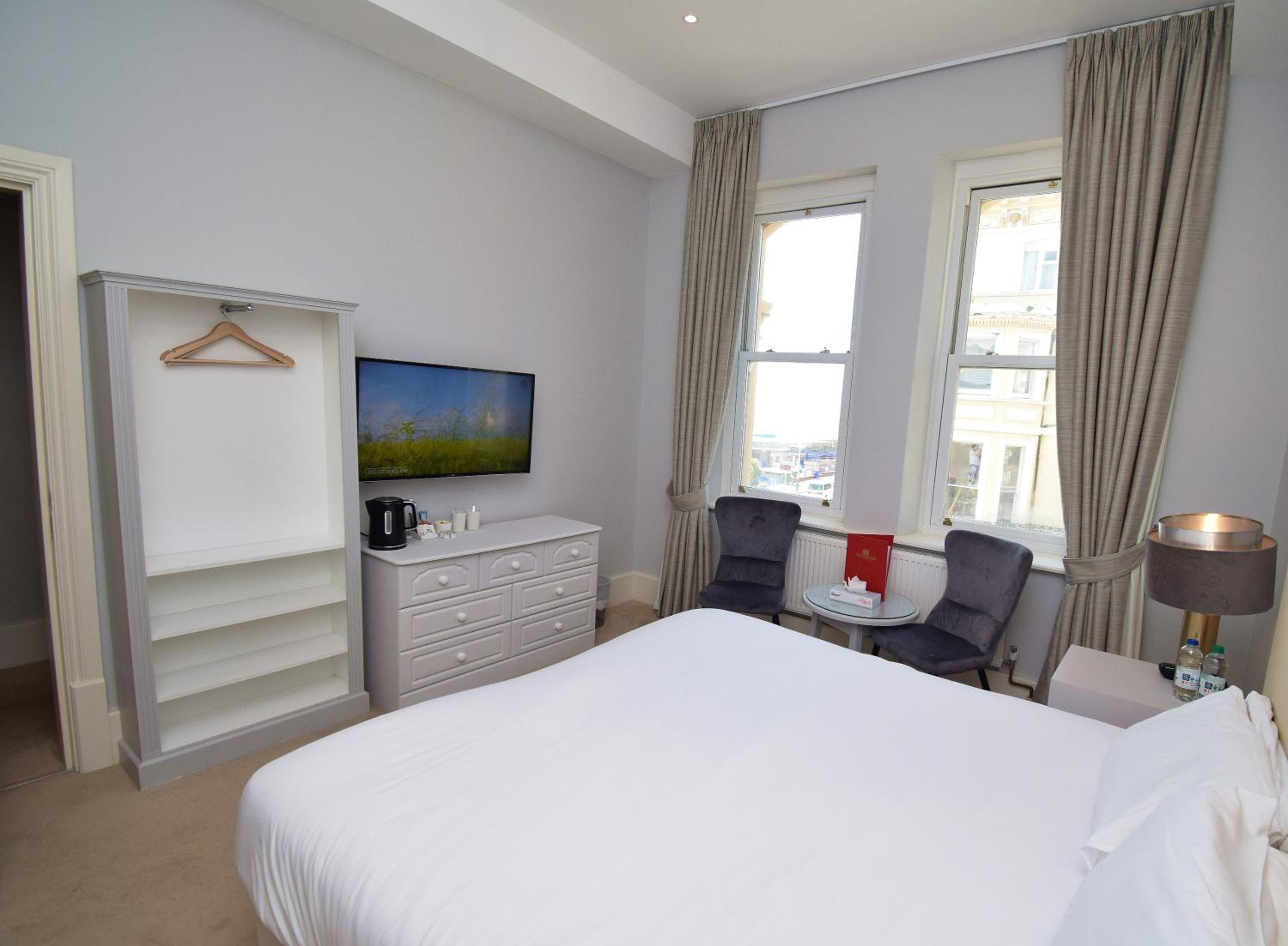 Deluxe Double Room, Partial Sea View - Photo 4
