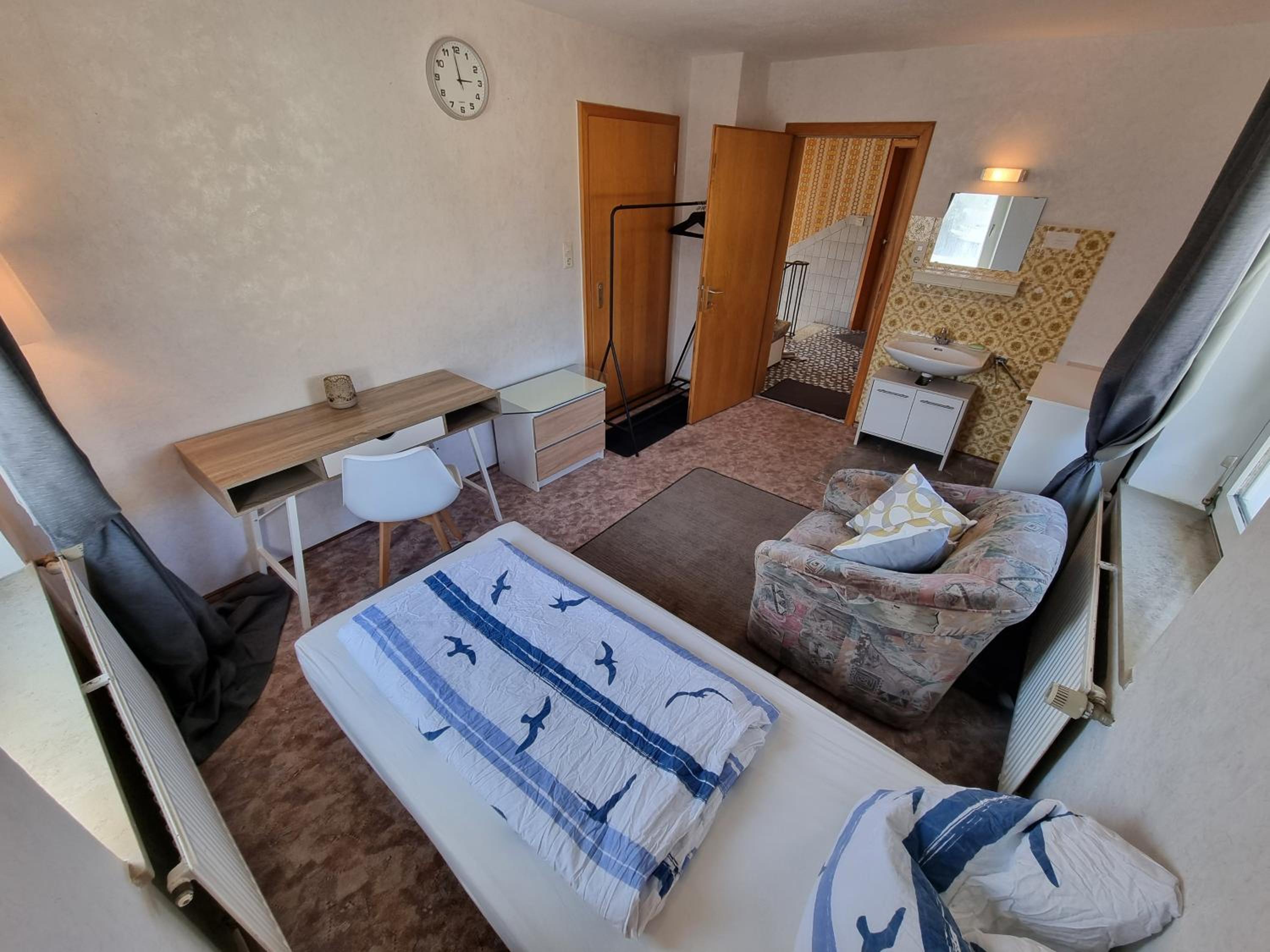 Single Room with Shared Shower and Toilet photo 1