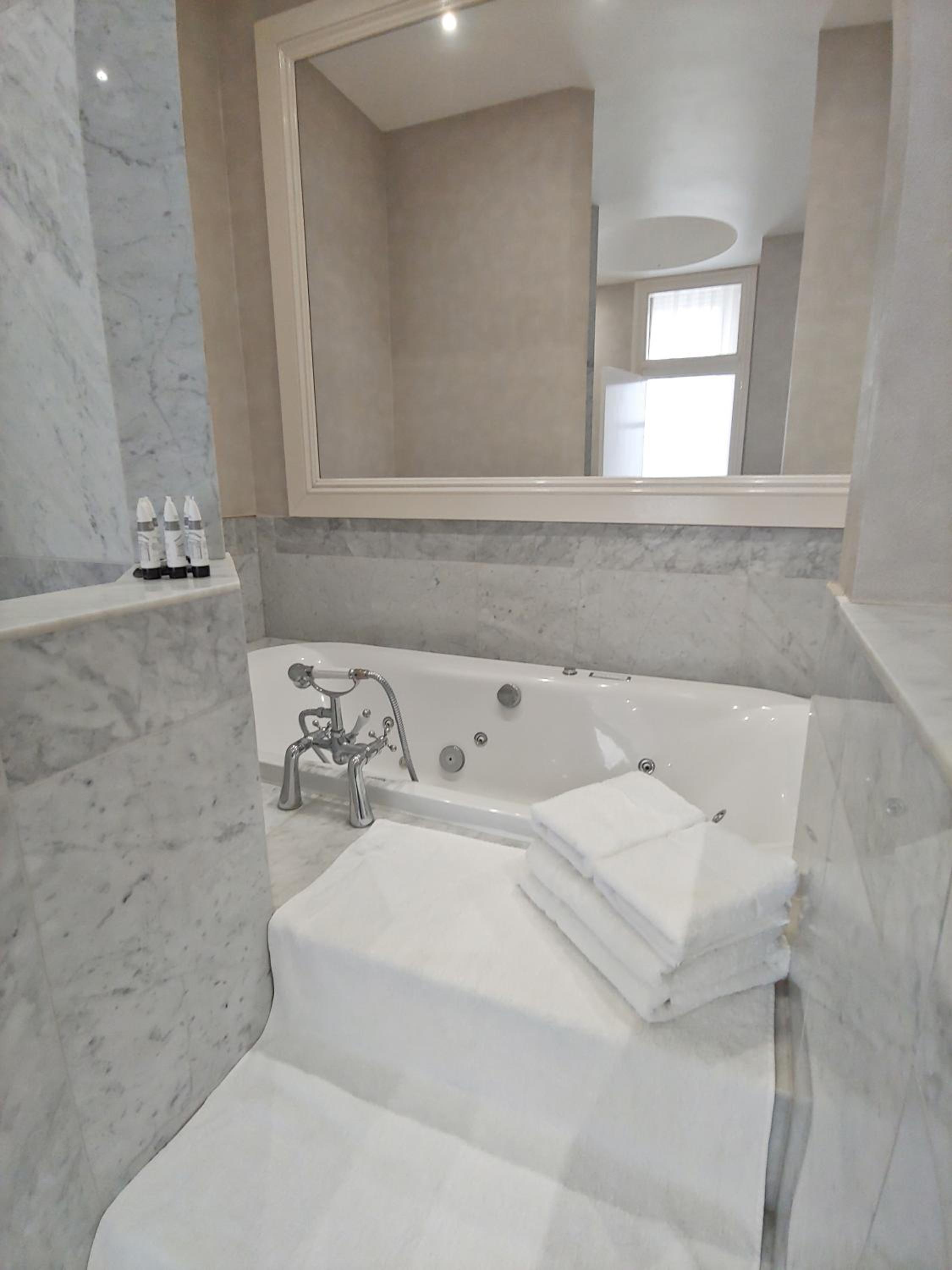 Junior Suite with Sea View - Photo 31