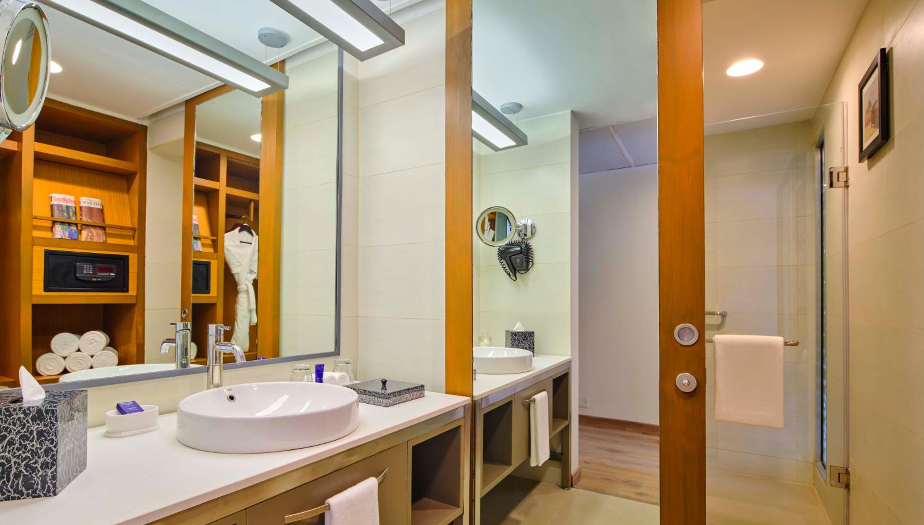 Deluxe Suite - Complimentary 01 way Airport transfer - Photo 3
