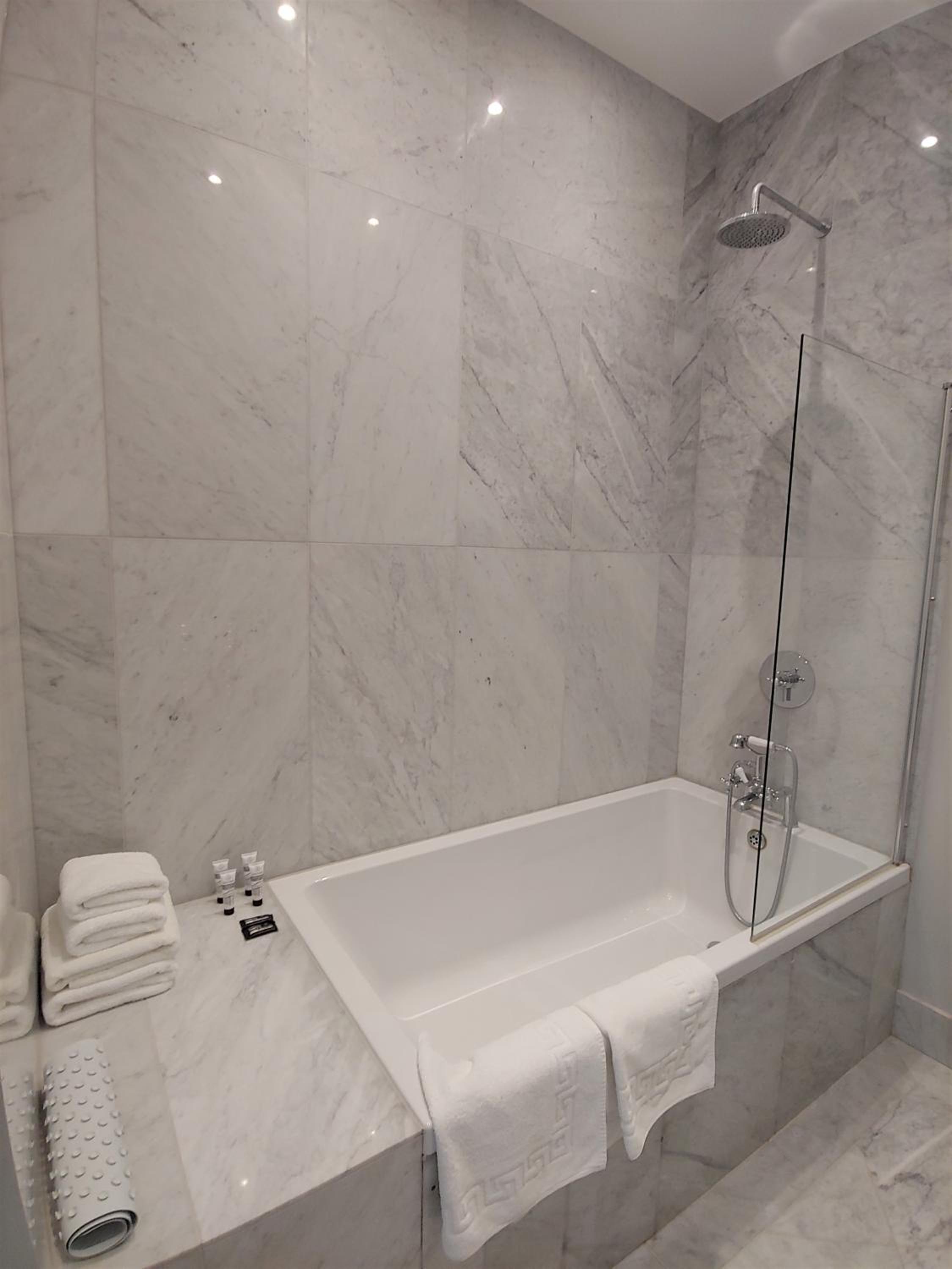 Executive Room with Partial Sea View - Photo 12