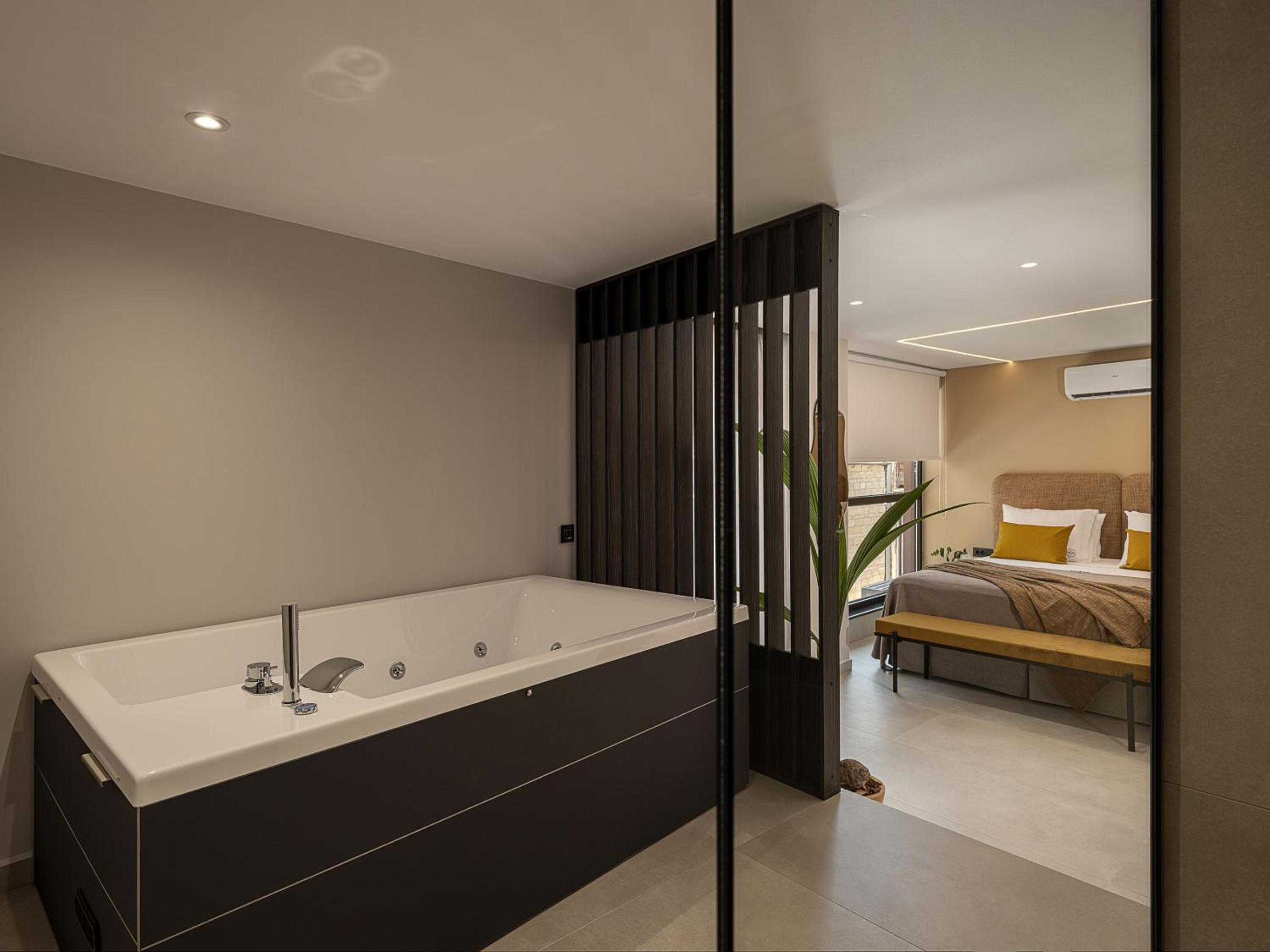Double Room with Spa Bath - Photo 4