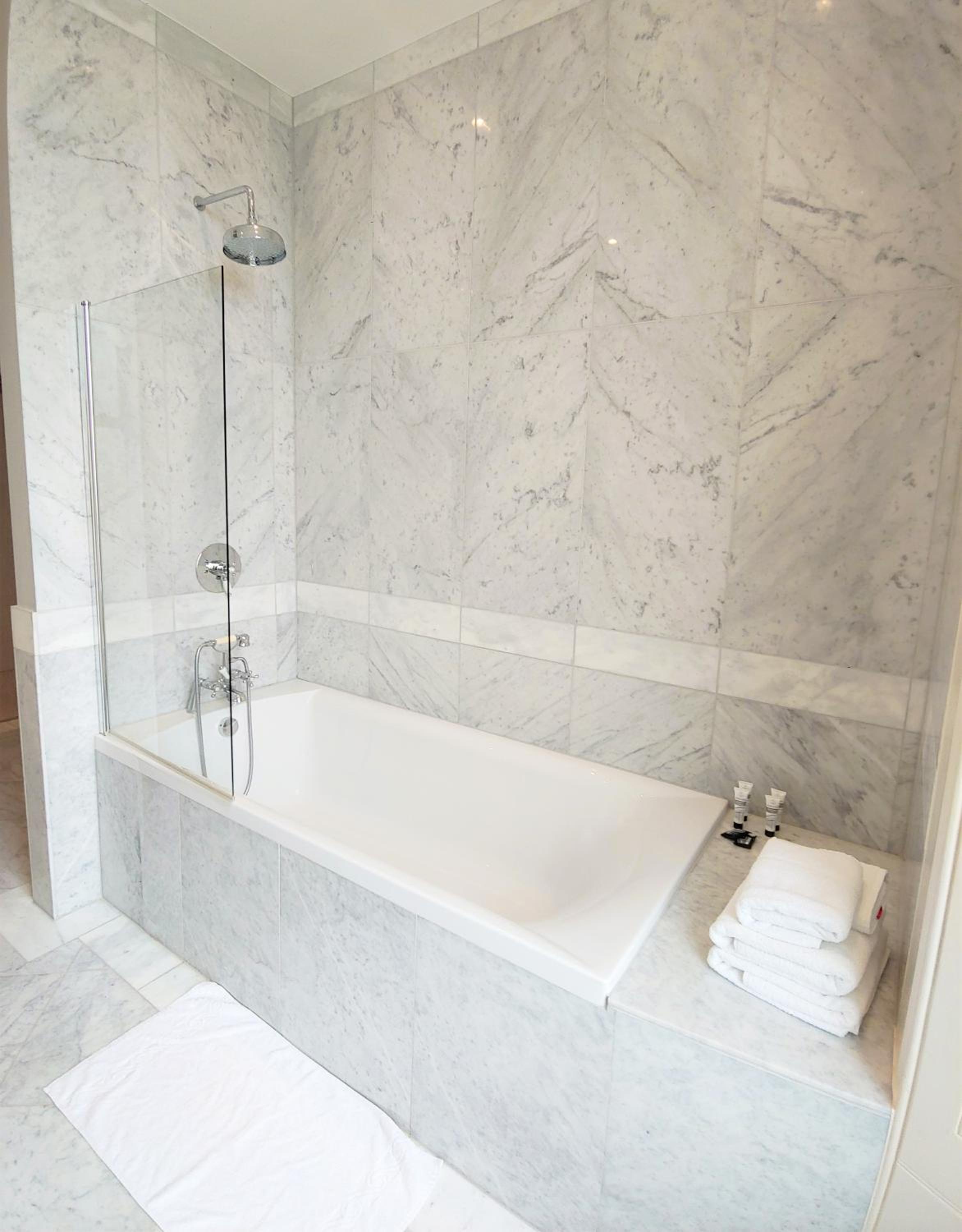 Executive Room with Partial Sea View - Photo 10
