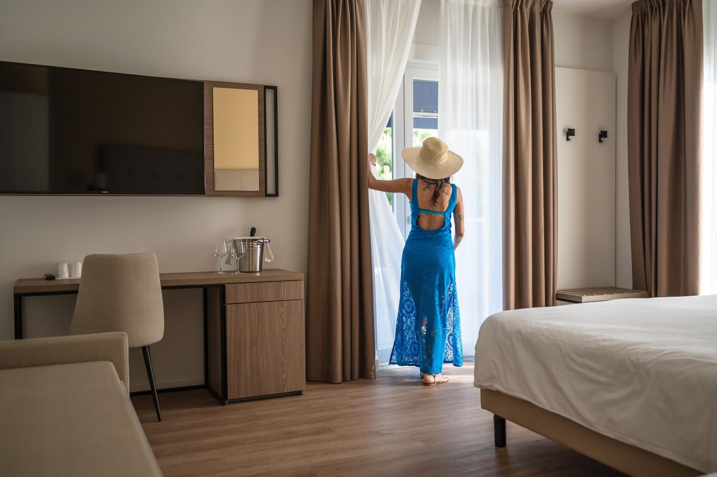 Executive Suite with Balcony and Sea View photo 2