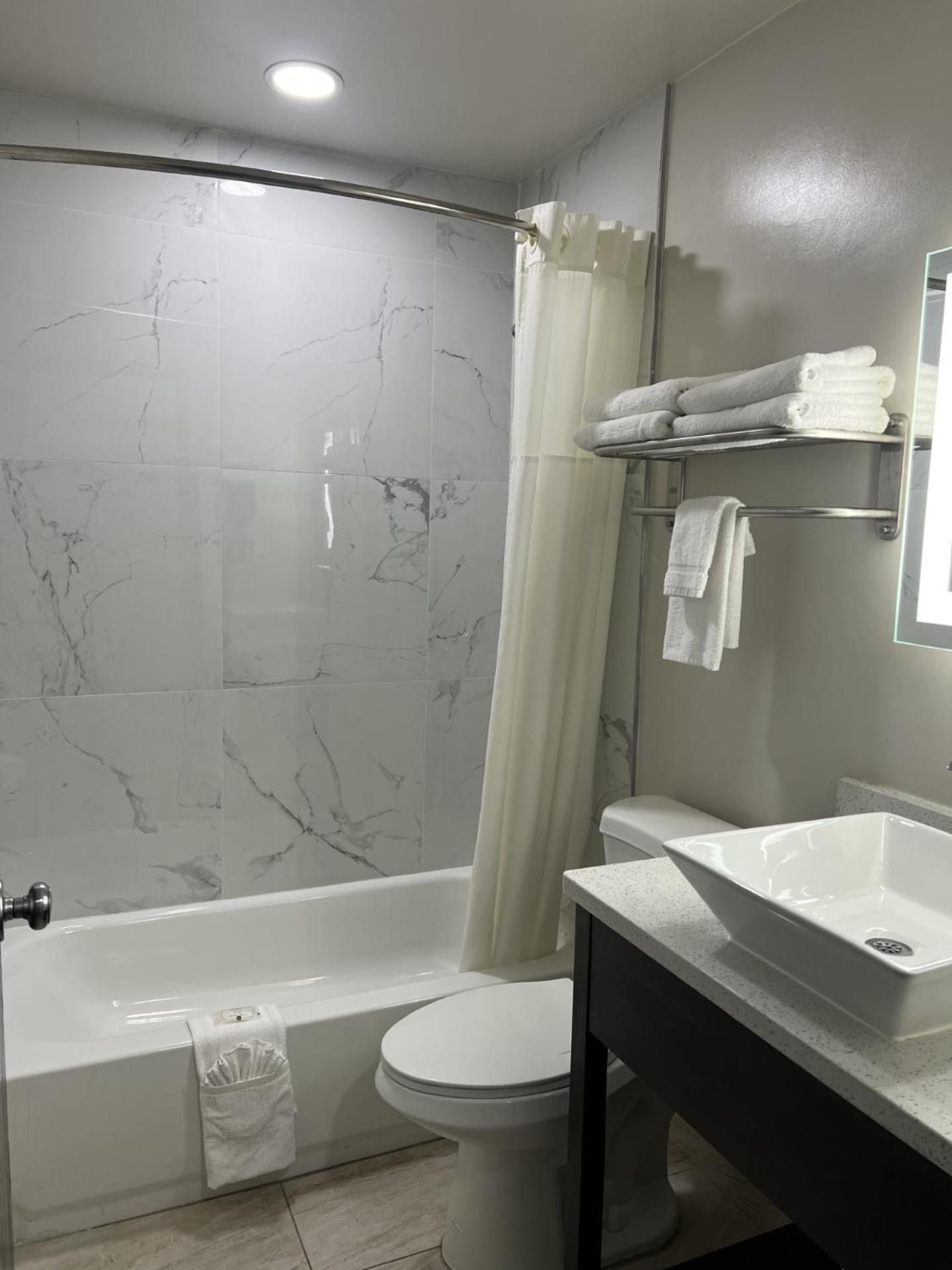 Double Room with Two Double Beds - Non-Smoking - Photo 4