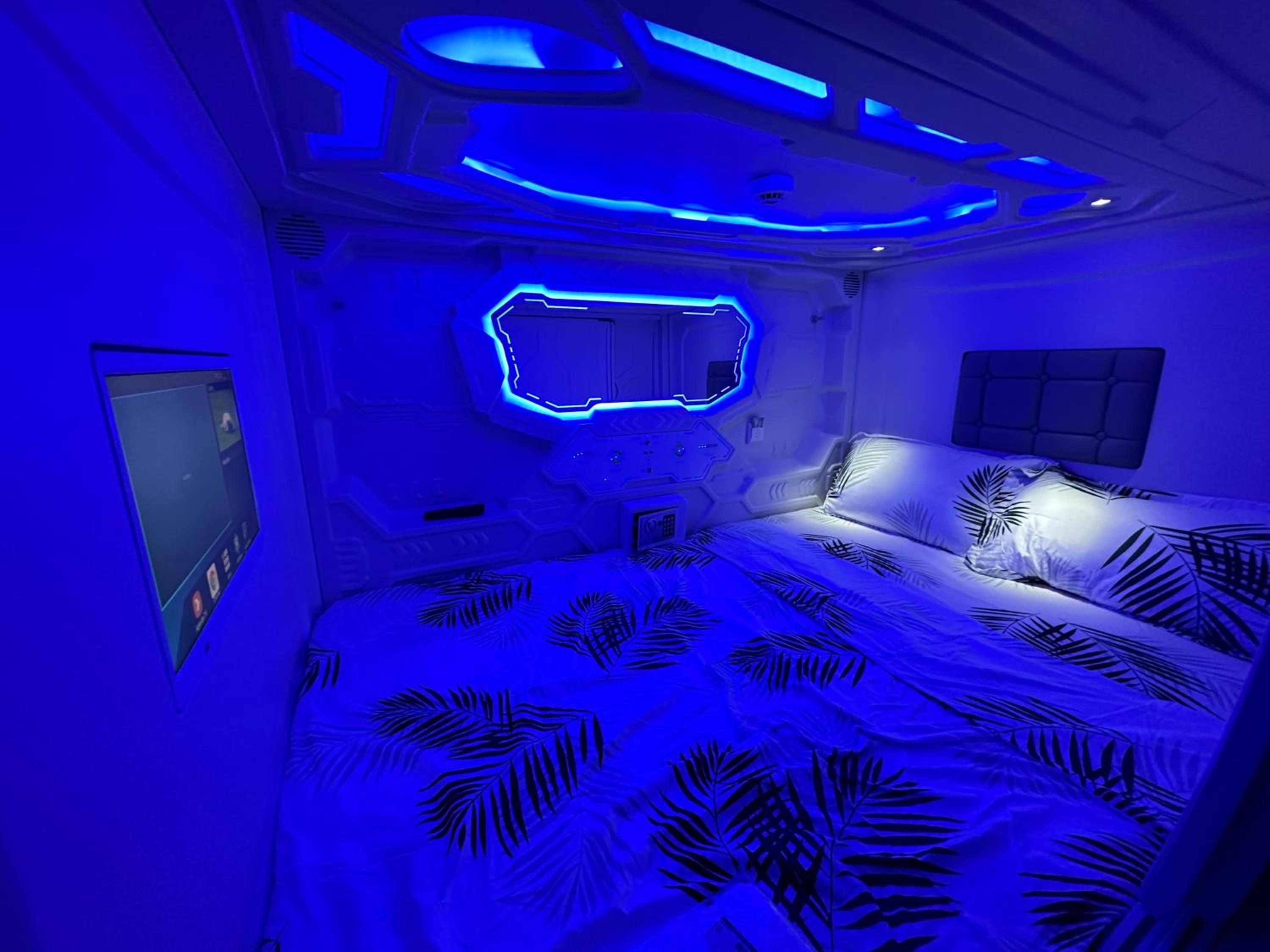 Cama Doble en Dormitorio Compartido de Cápsulas