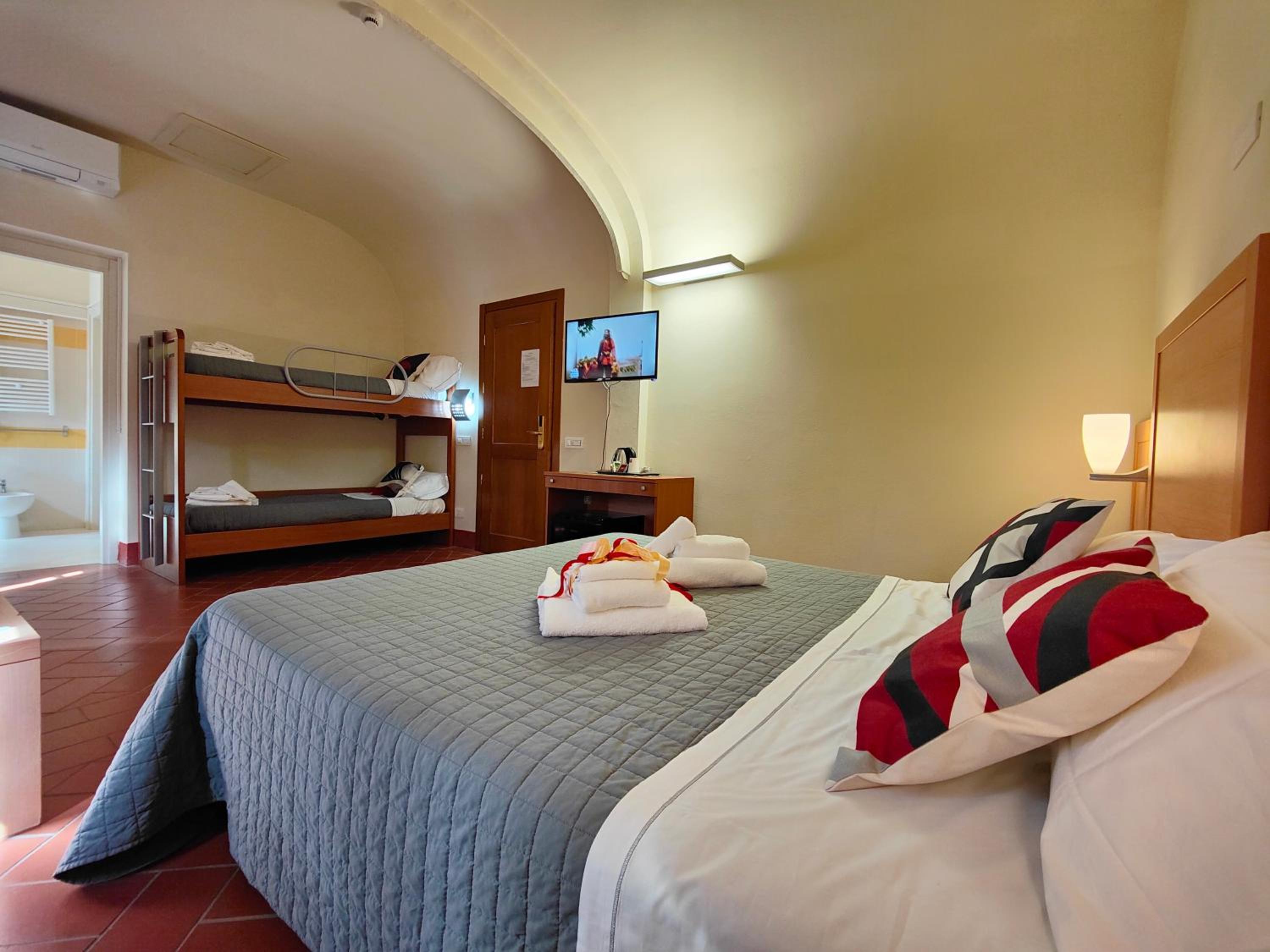 Superior Quadruple Room - Photo 1