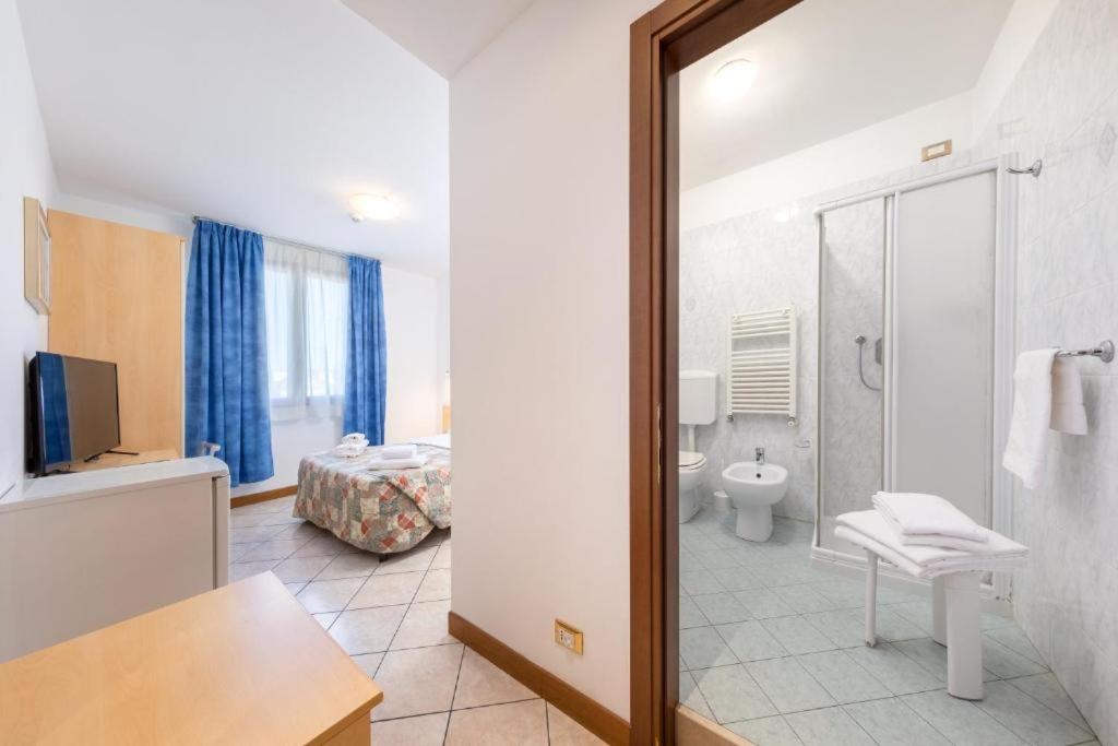 Double Room with Shared Bathroom photo 1