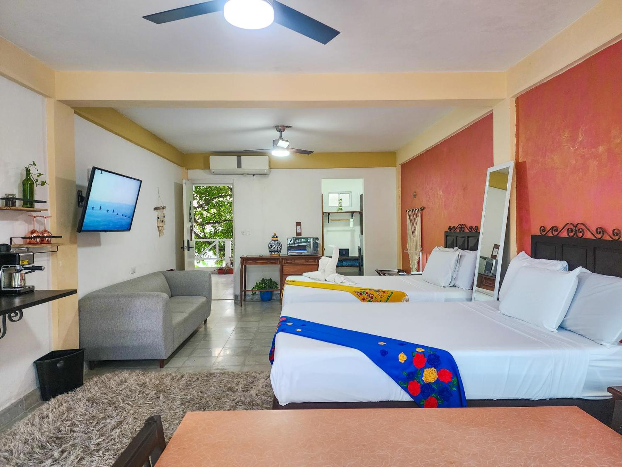 Twin Room with Balcony - Photo 35