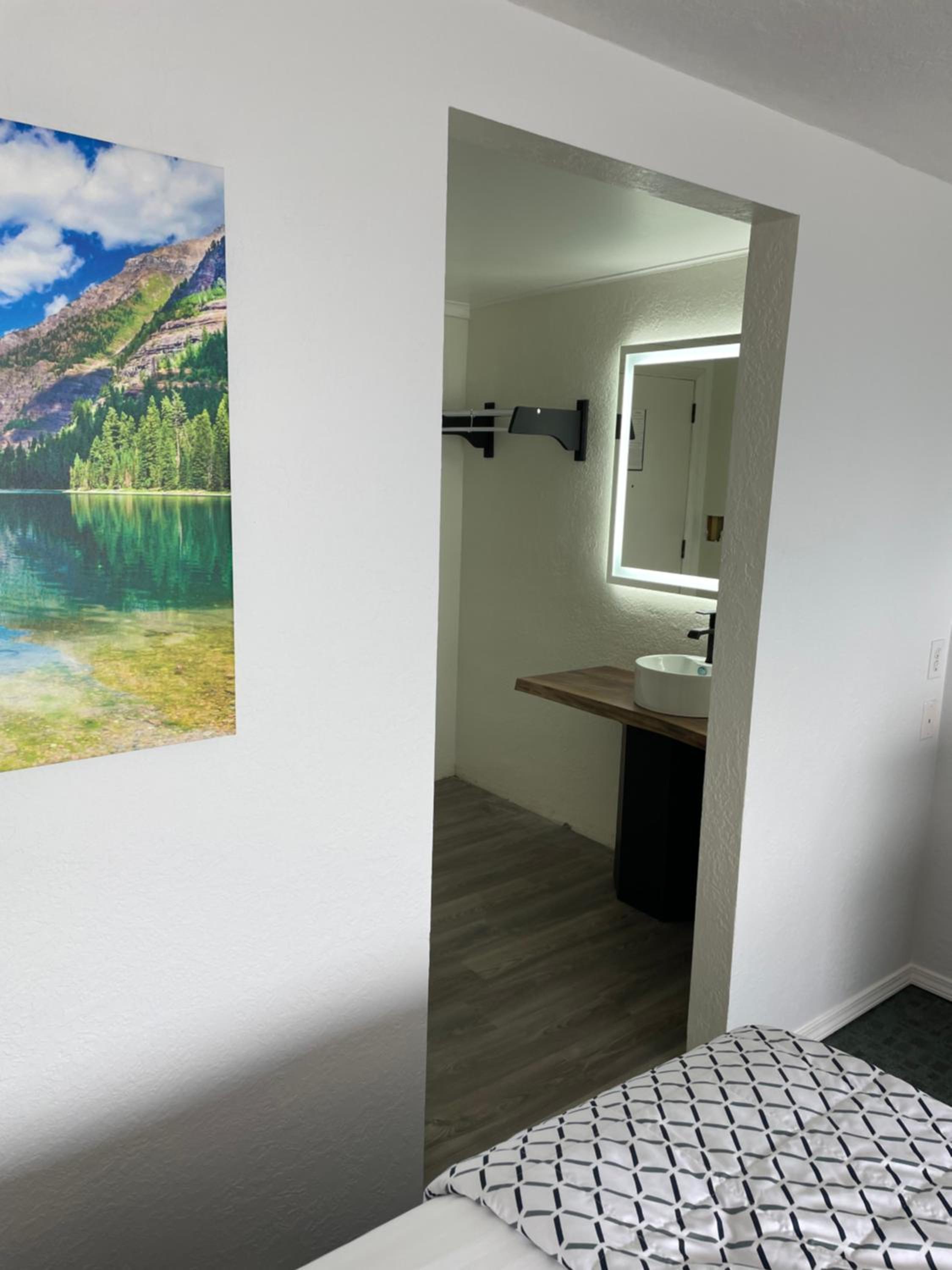 Premium 2 Queen Beds with Lake View - Photo 2