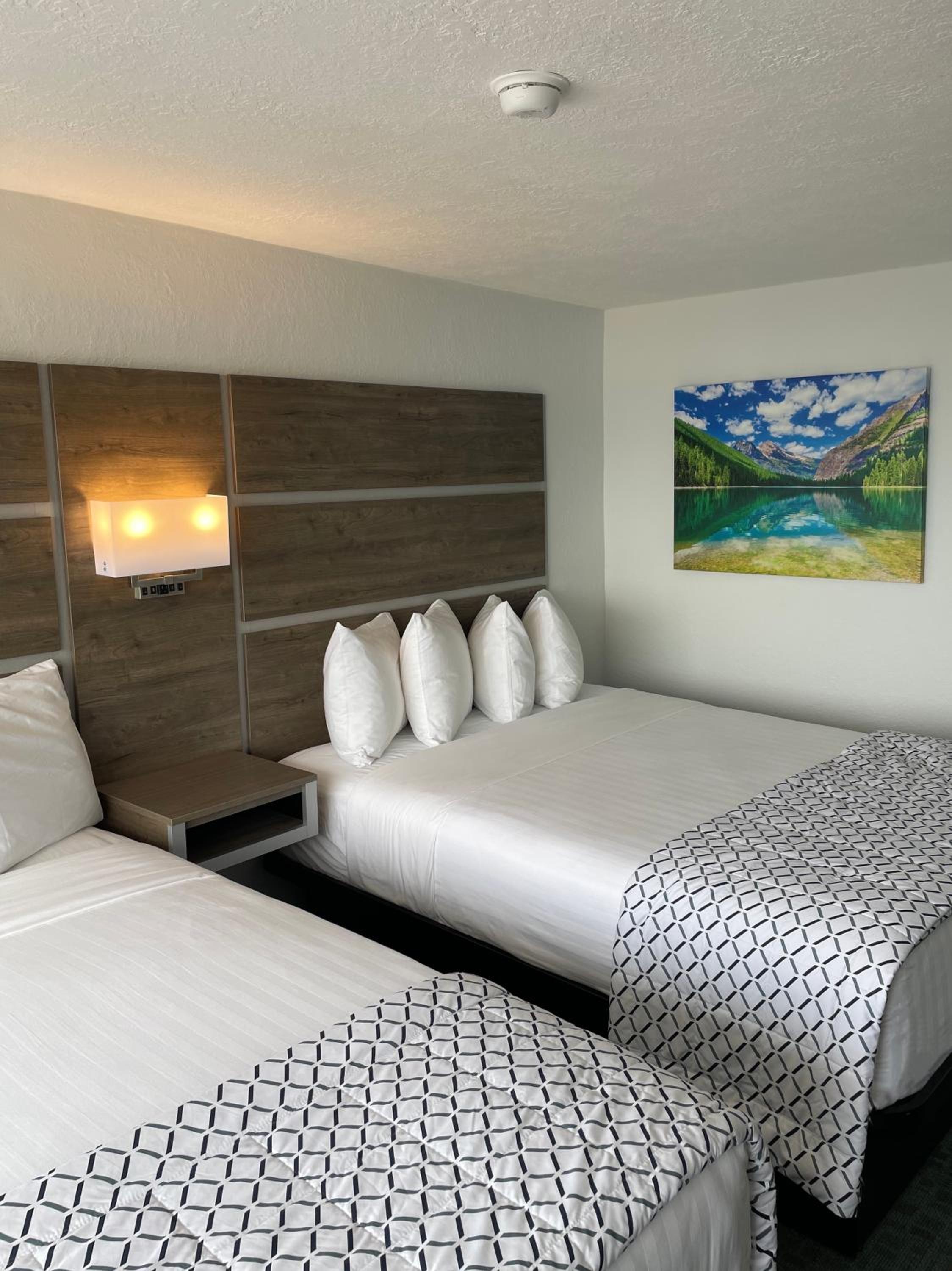 Premium 2 Queen Beds with Lake View - Photo 1